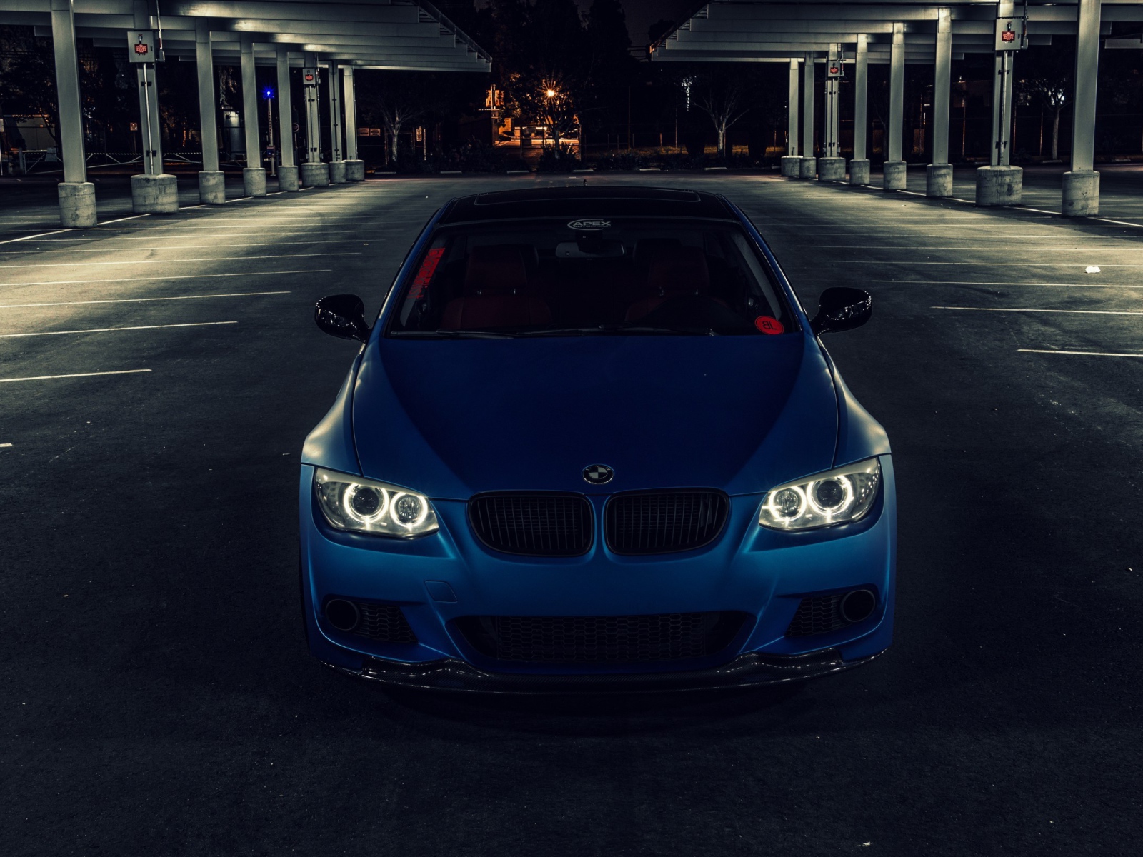 Синий BMW на пустой парковке
