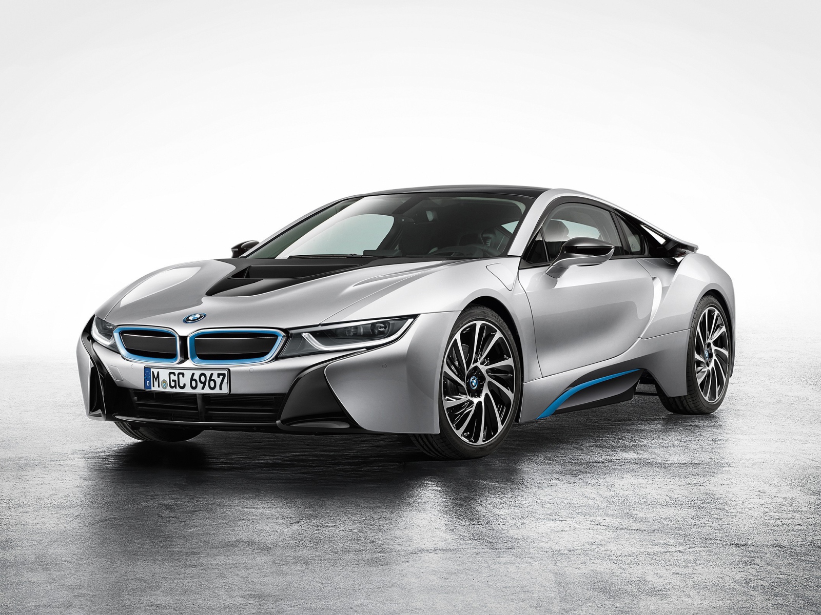 Новый серебристый BMW i8