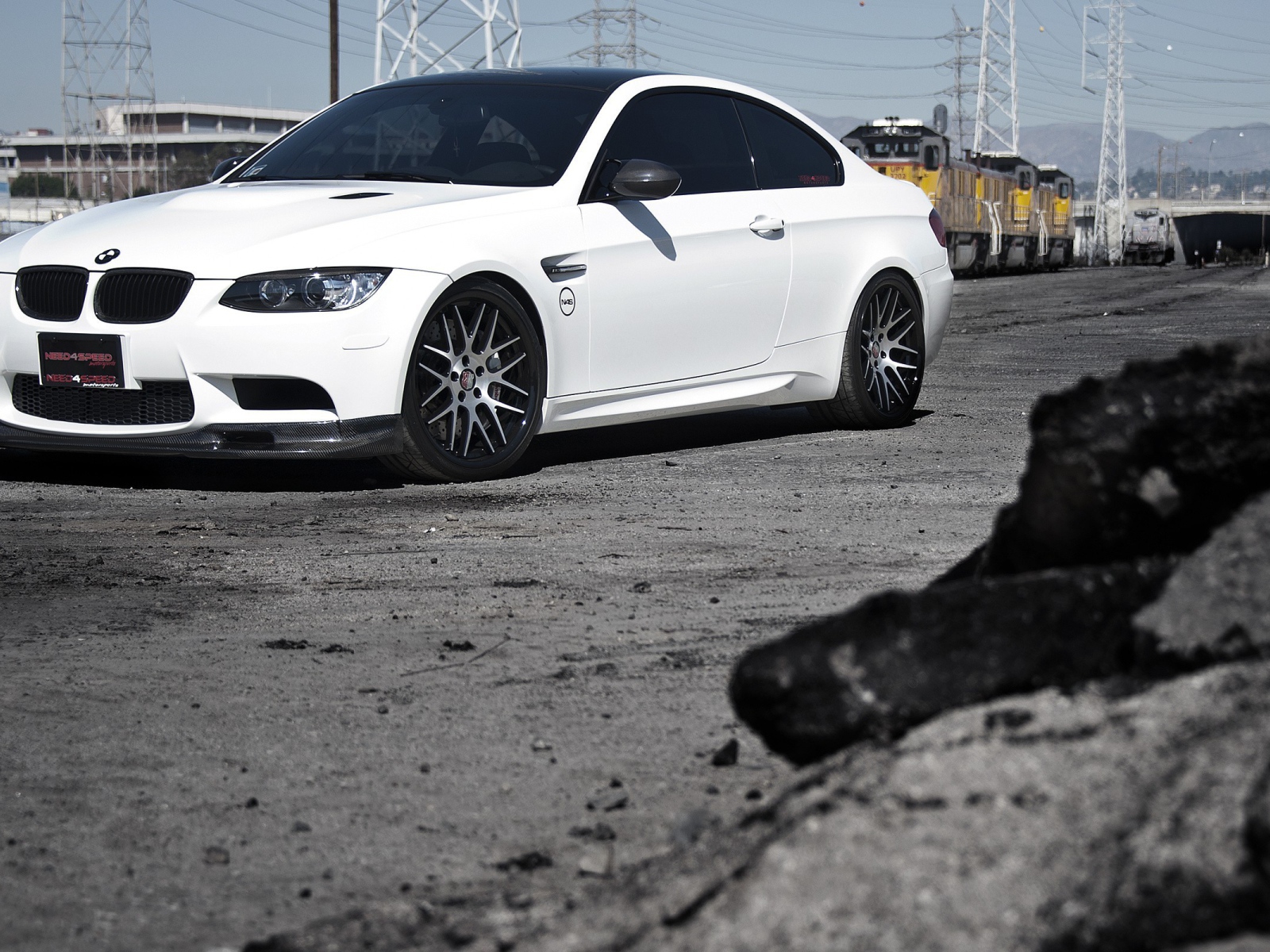 Белый БМВ на железнодорожной станции