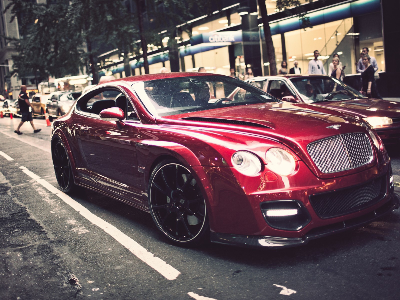 Красный Bentley на улице