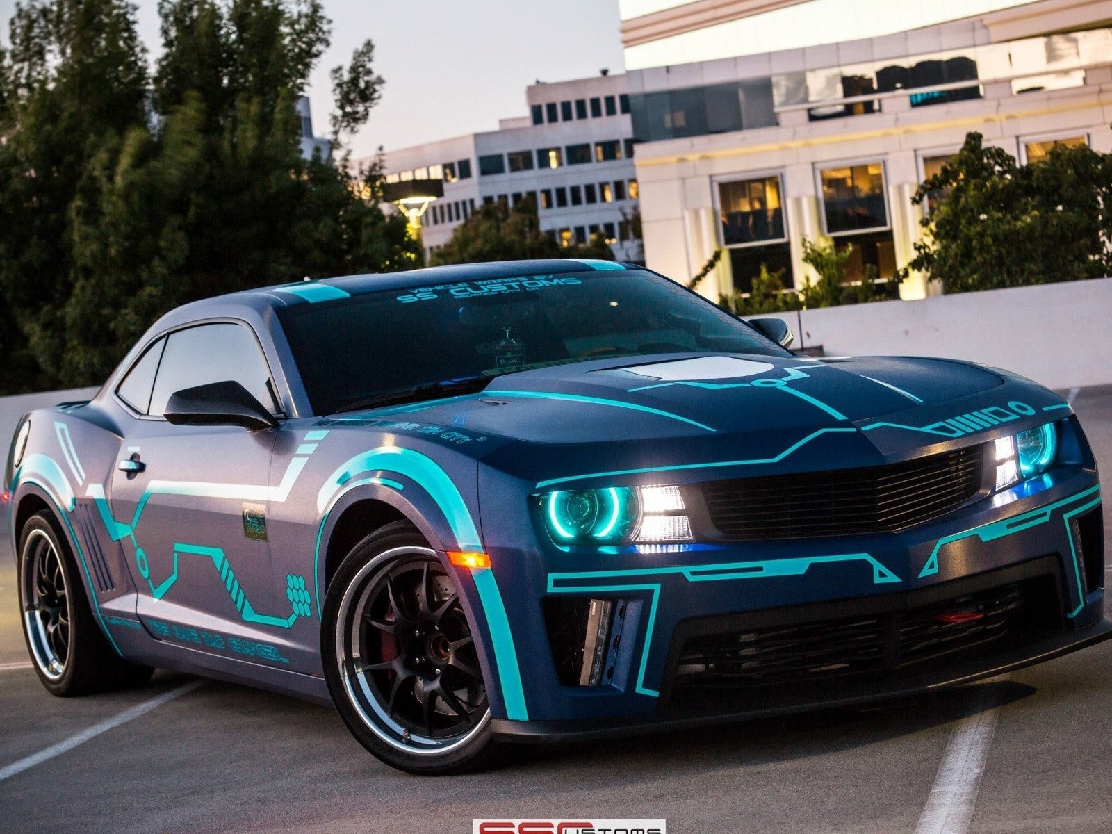 Неоновый Chevrolet Camaro на парковке