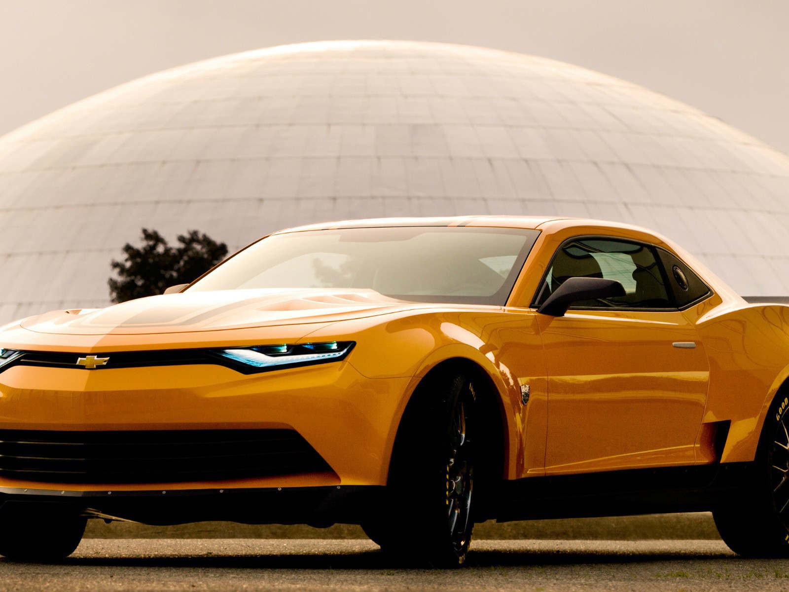 Желтый Chevrolet Camaro на фоне купола