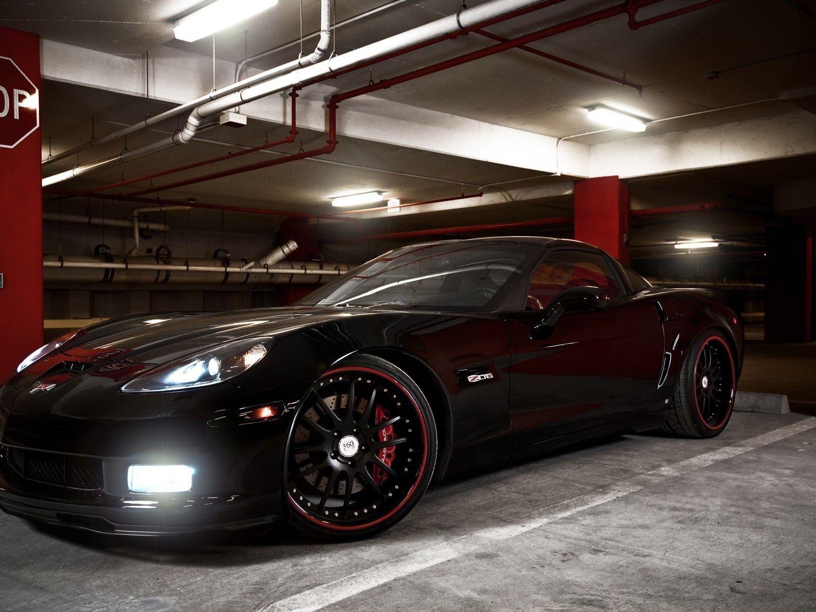Черный Chevrolet Corvette Z06 на подземной парковке