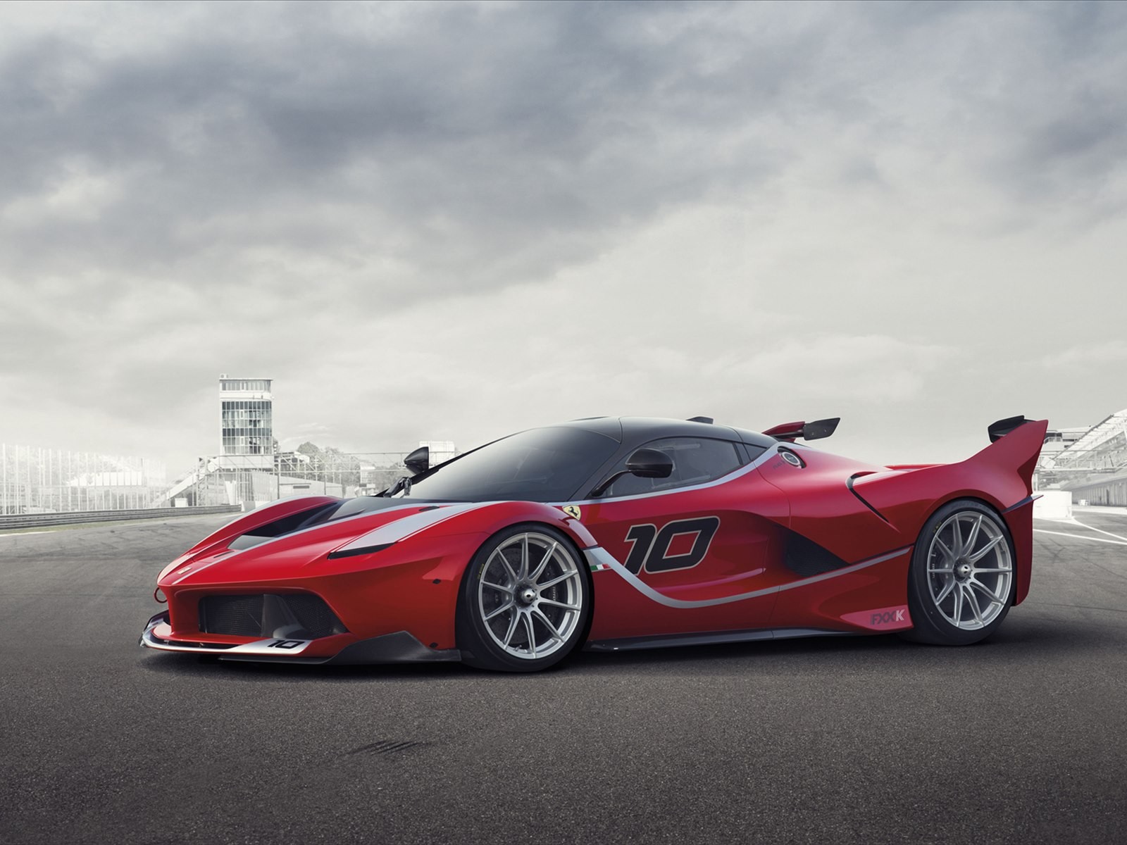 Красный автомобиль Ferrari FXX K