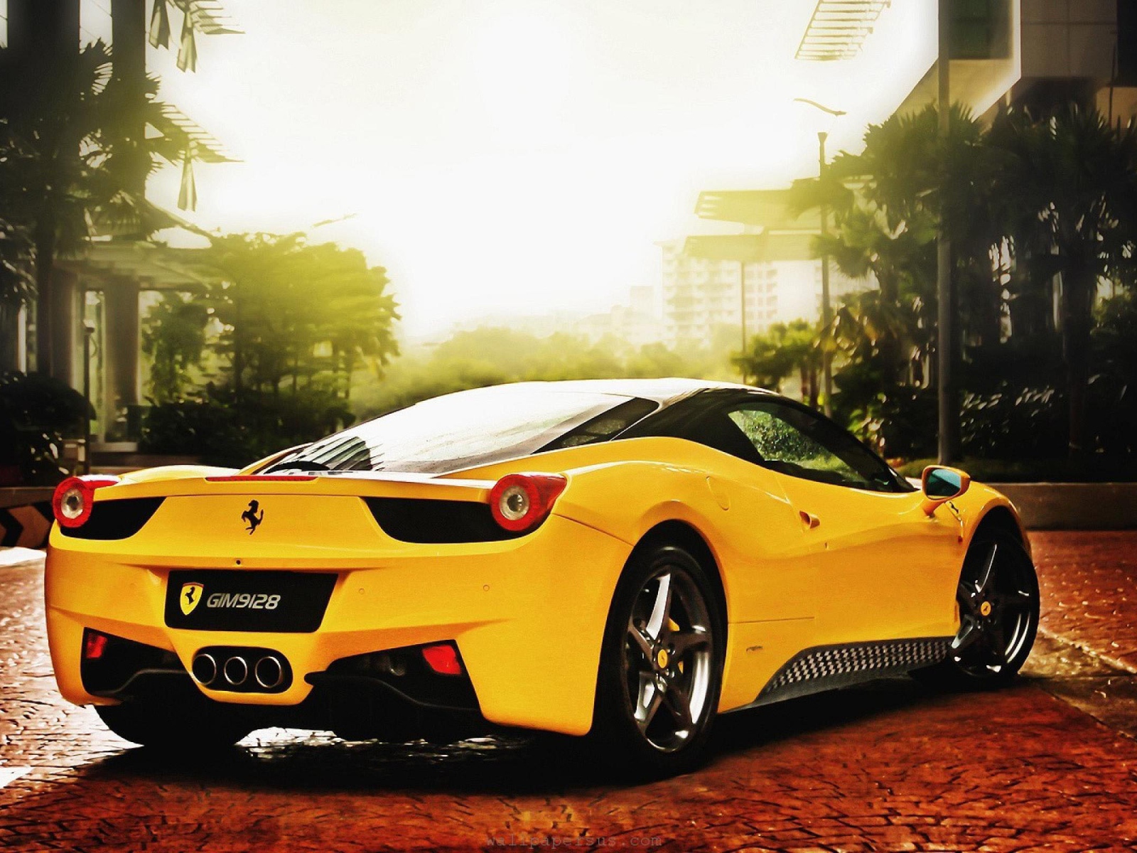 Желтый Ferrari 458 на брусчатке улицы