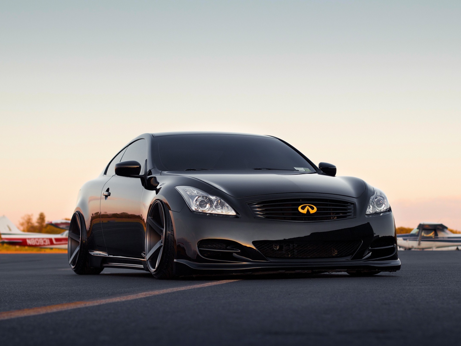 Черный автомобиль Stance Infiniti