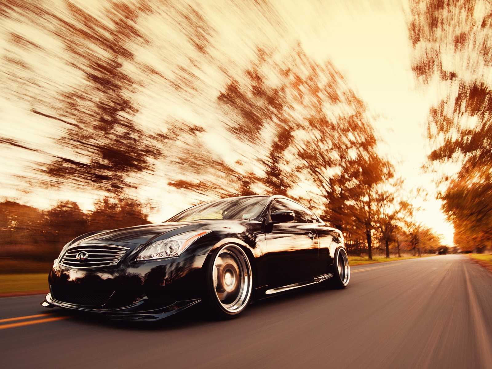 Быстрый Infiniti на дороге