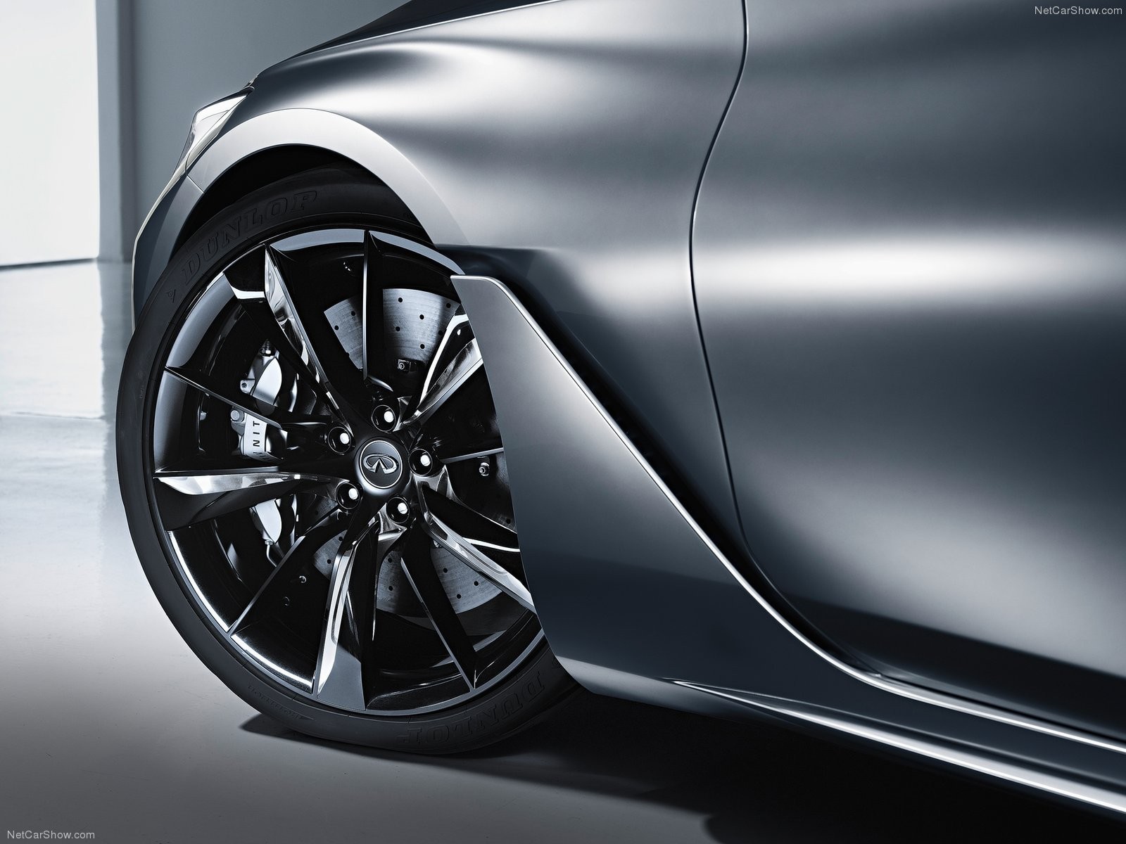 Переднее колесо автомобиля Infiniti