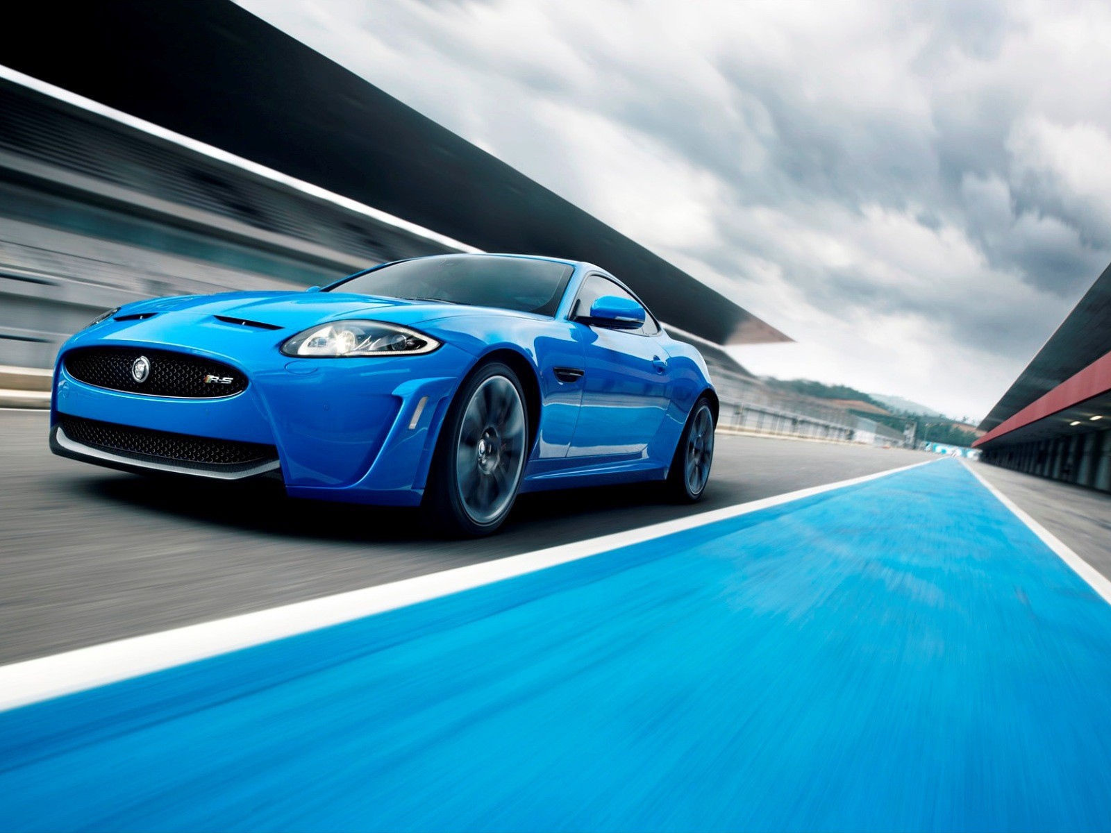 Голубой автомобиль Jaguar XKR