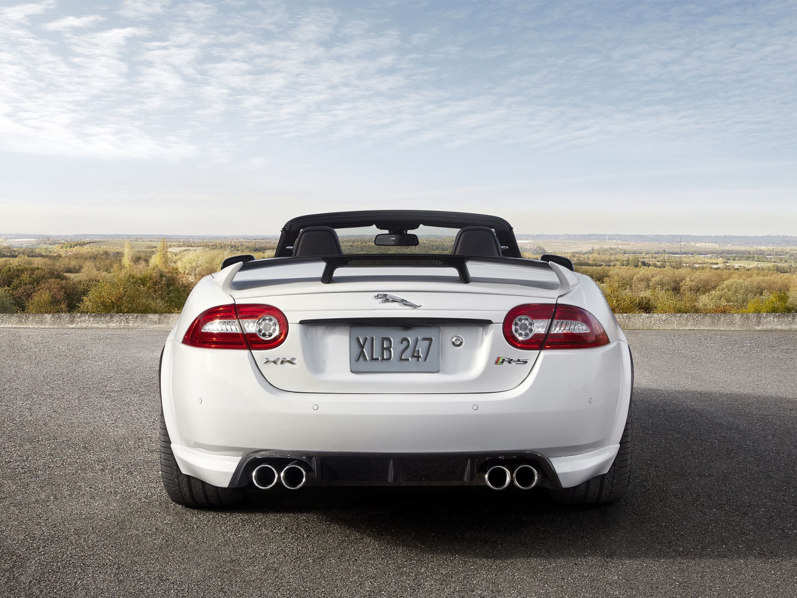 Белый Jaguar XKR на фоне природы