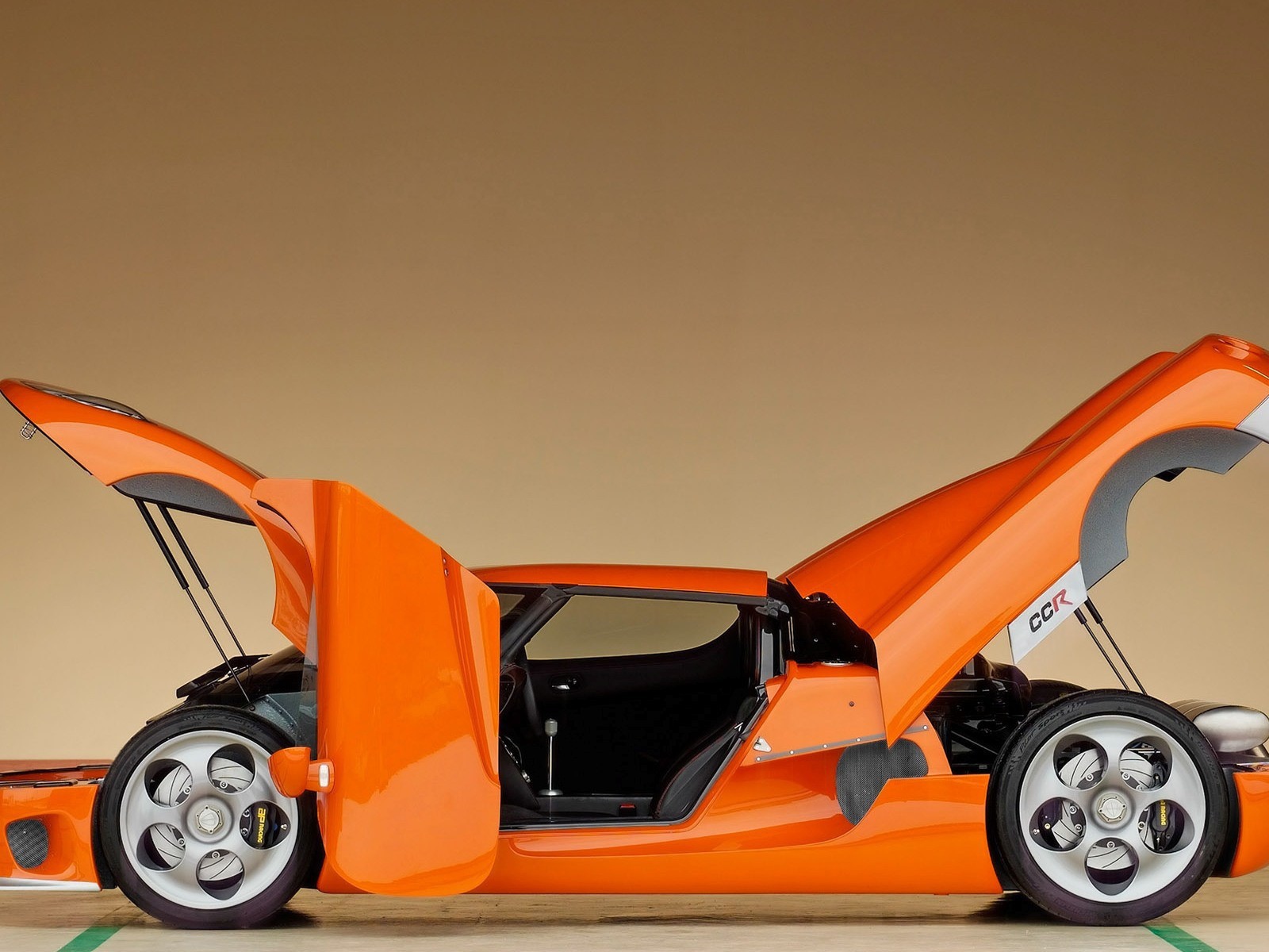 Открывающиеся части автомобиля Koenigsegg CCR