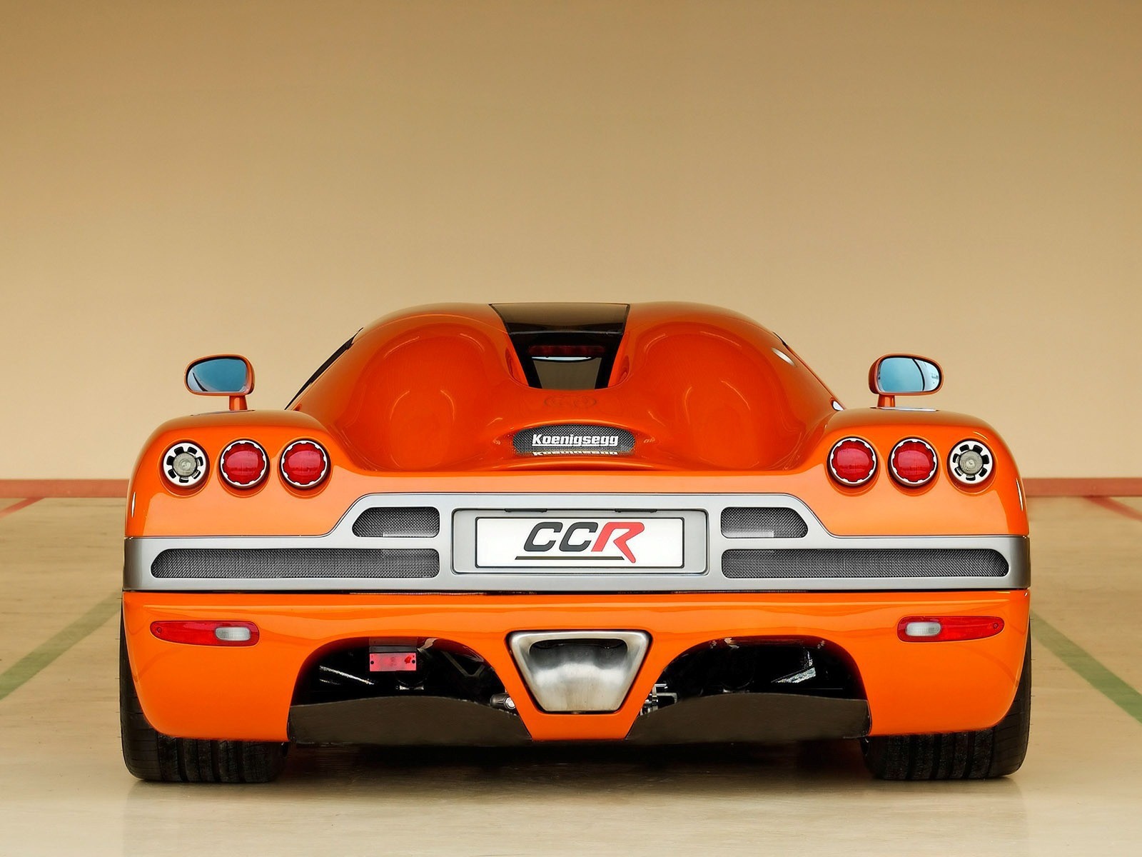 Вид сзади на оранжевый Koenigsegg CCR