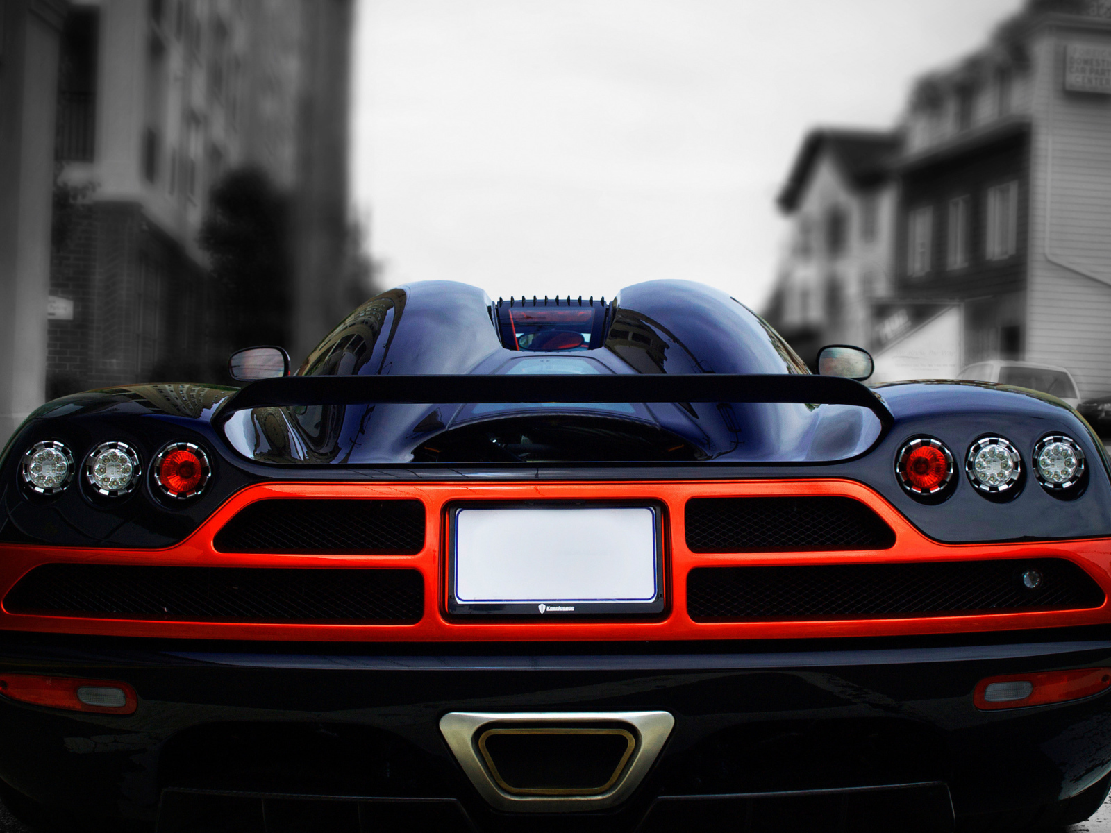 Вид сзади на суперкар Koenigsegg CCX