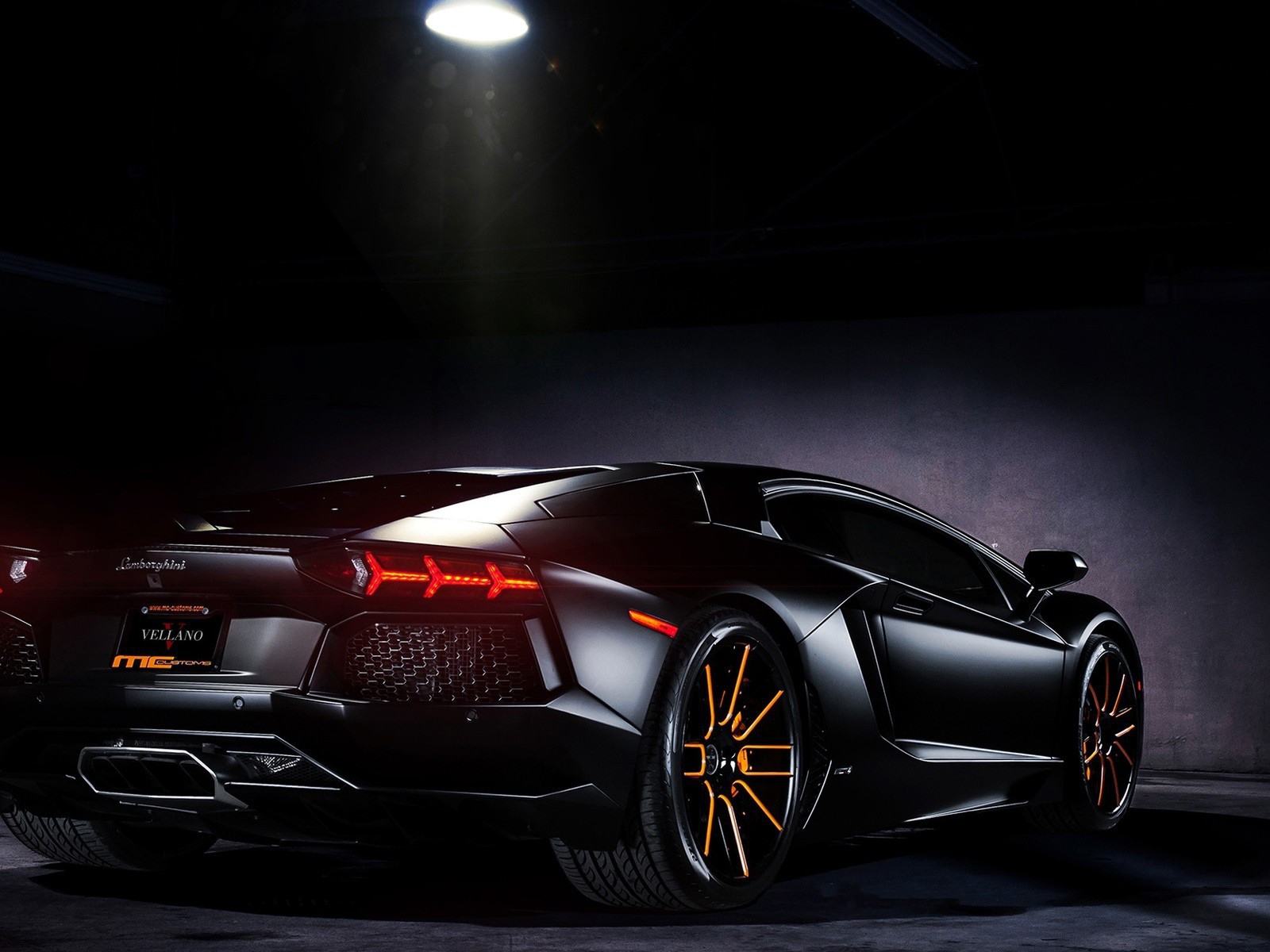 Черный Lamborghini в луче прожектора