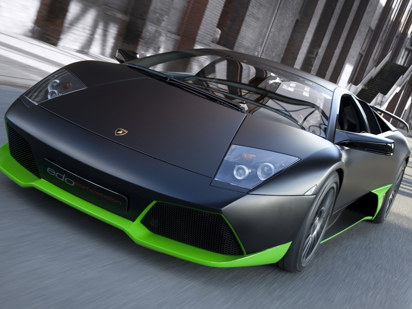 Черный Ламборгини с зеленым ободом