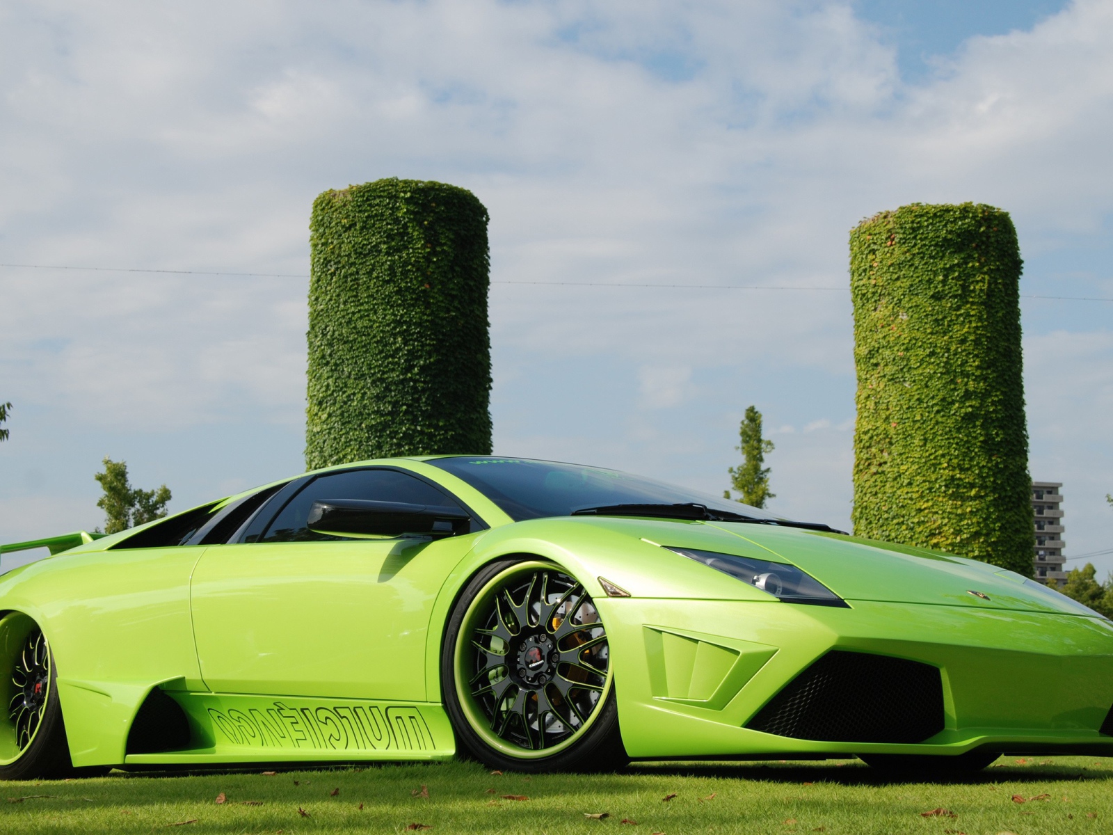 Зеленый Ламборгини у зеленых башен