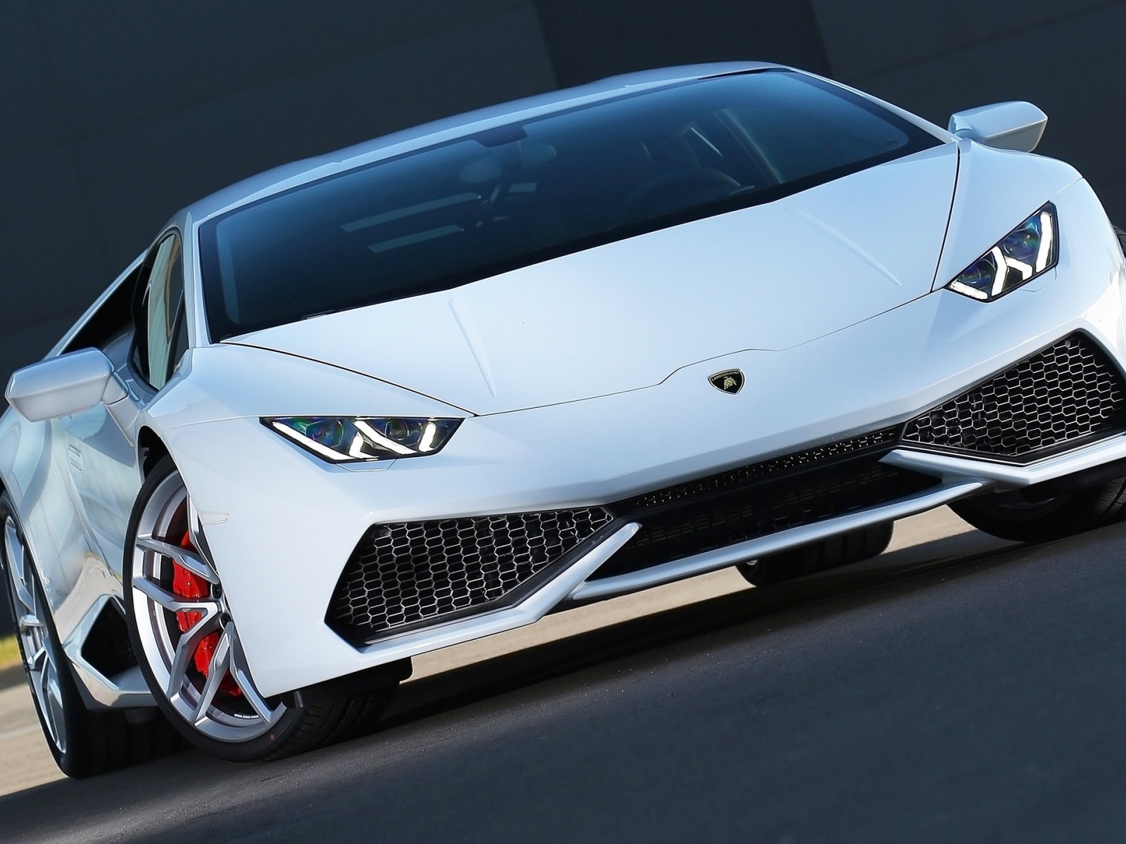 Белый автомобиль Lamborghini Huracan