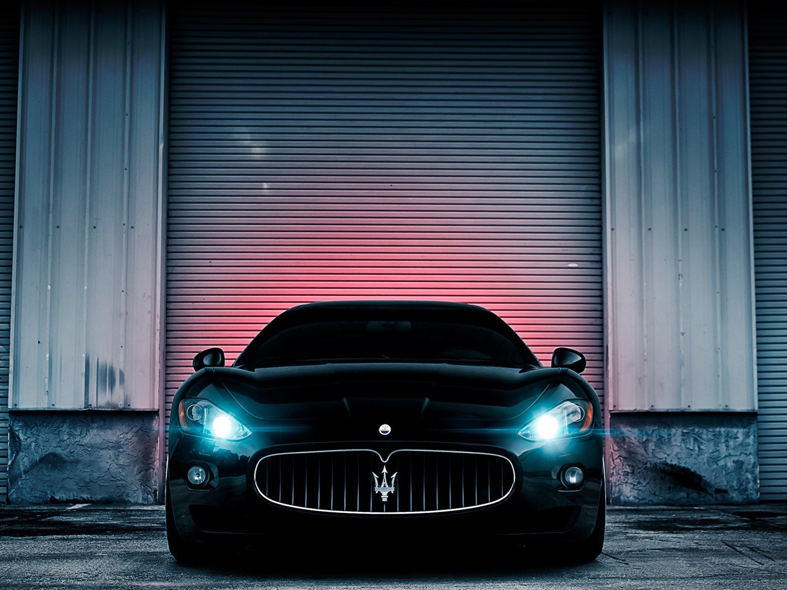 Неоновые фары черного Maserati