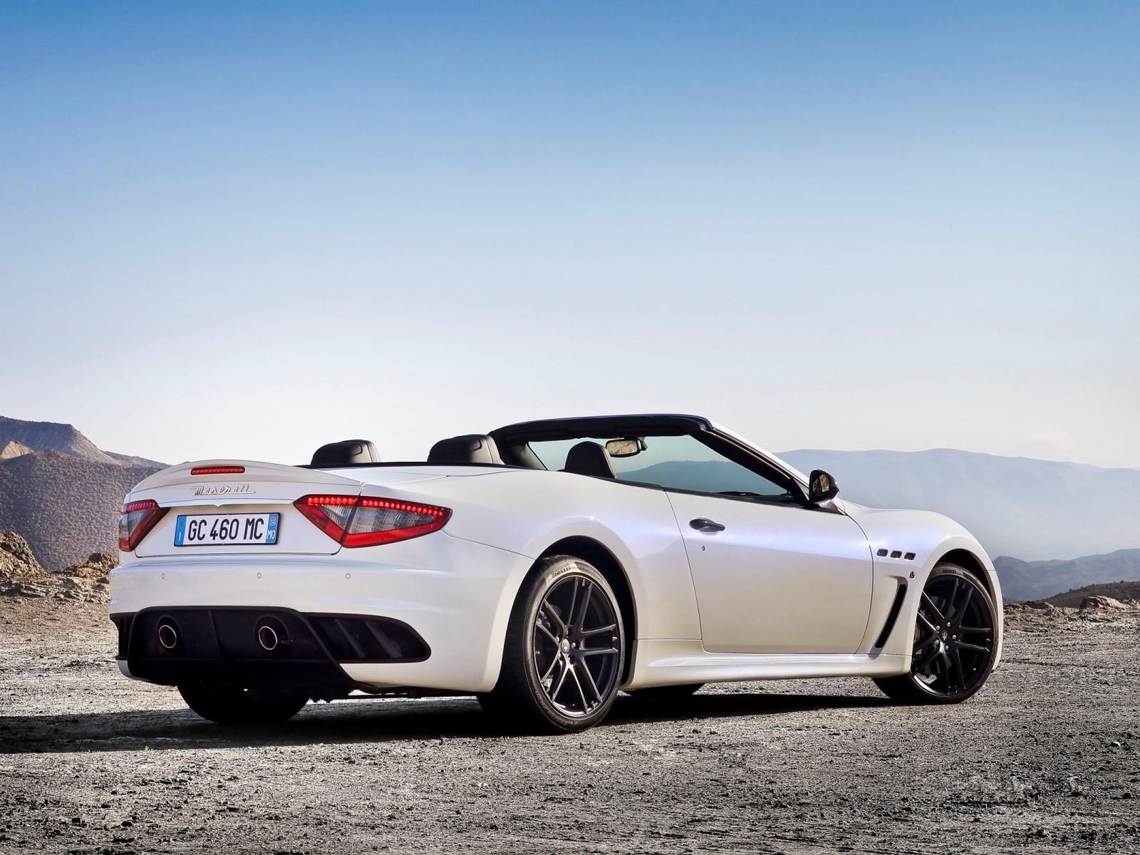 Белый кабриолет Maserati на фоне гор