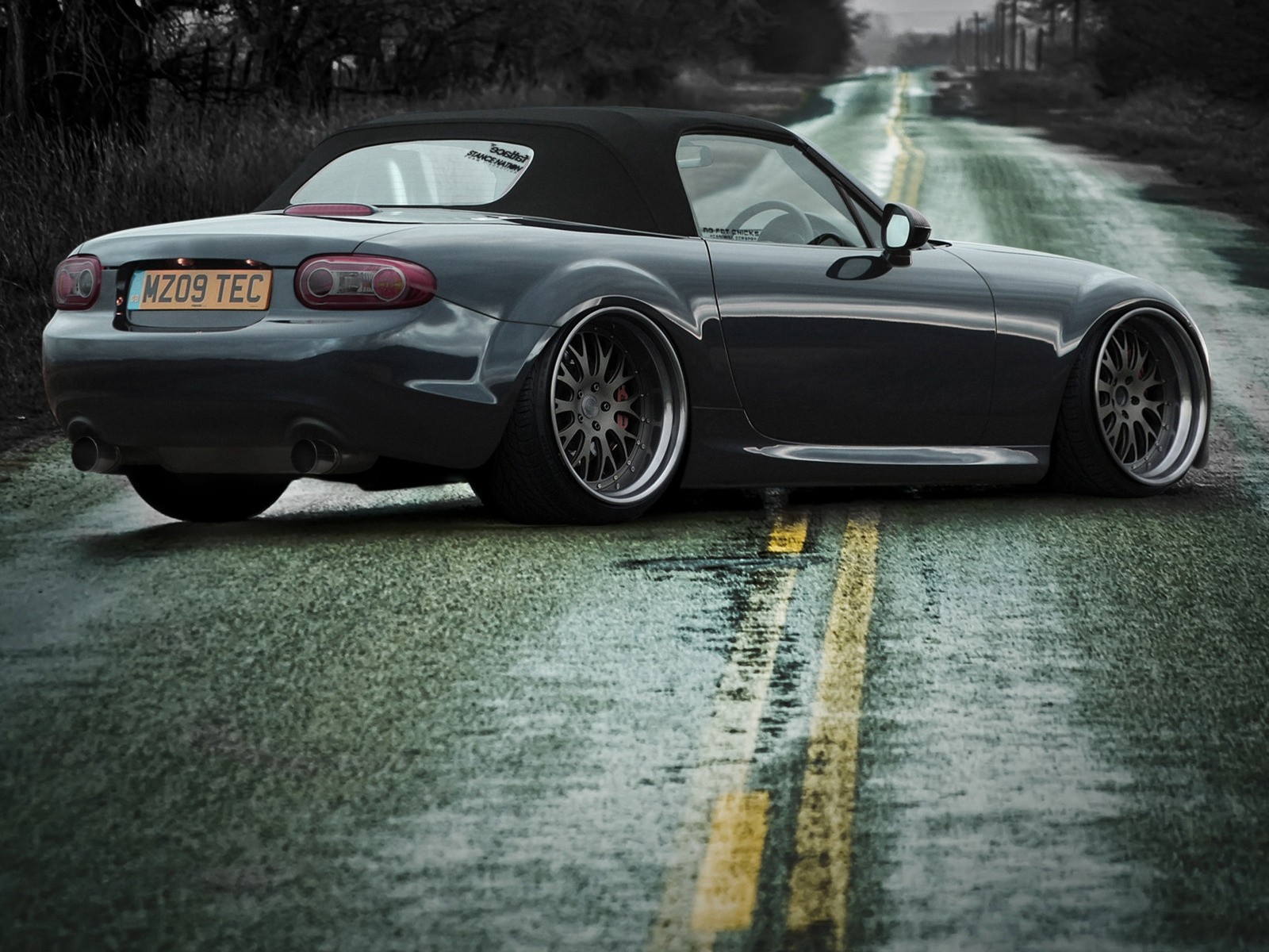 Автомобиль Mazda MX-5 стоит поперек шоссе