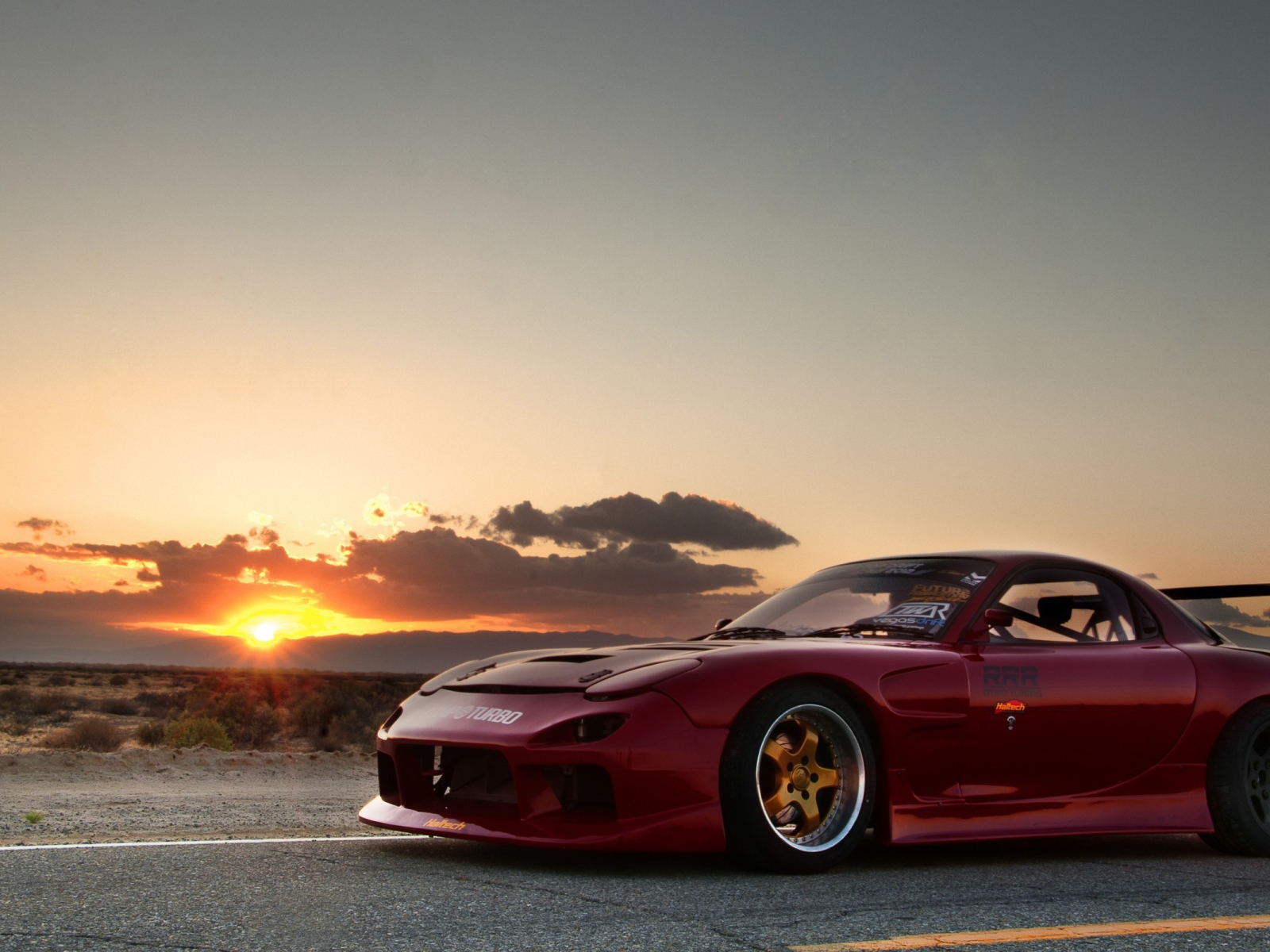 Красная Mazda RX-7 на фоне заката