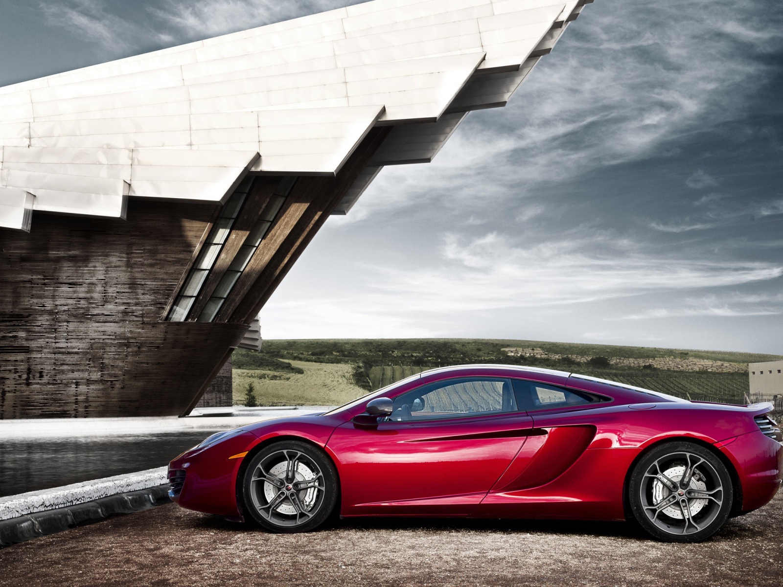 Спортивный McLaren MP4-12C у здания