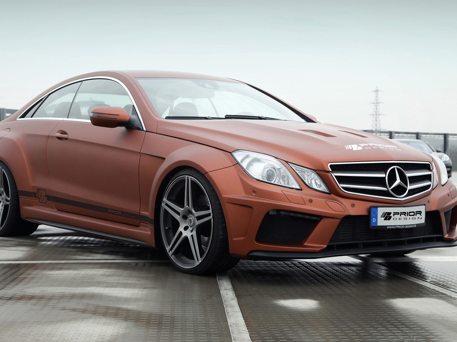 Красивый автомобиль Mercedes-Benz E-Class Coupe PD850 Black Edition