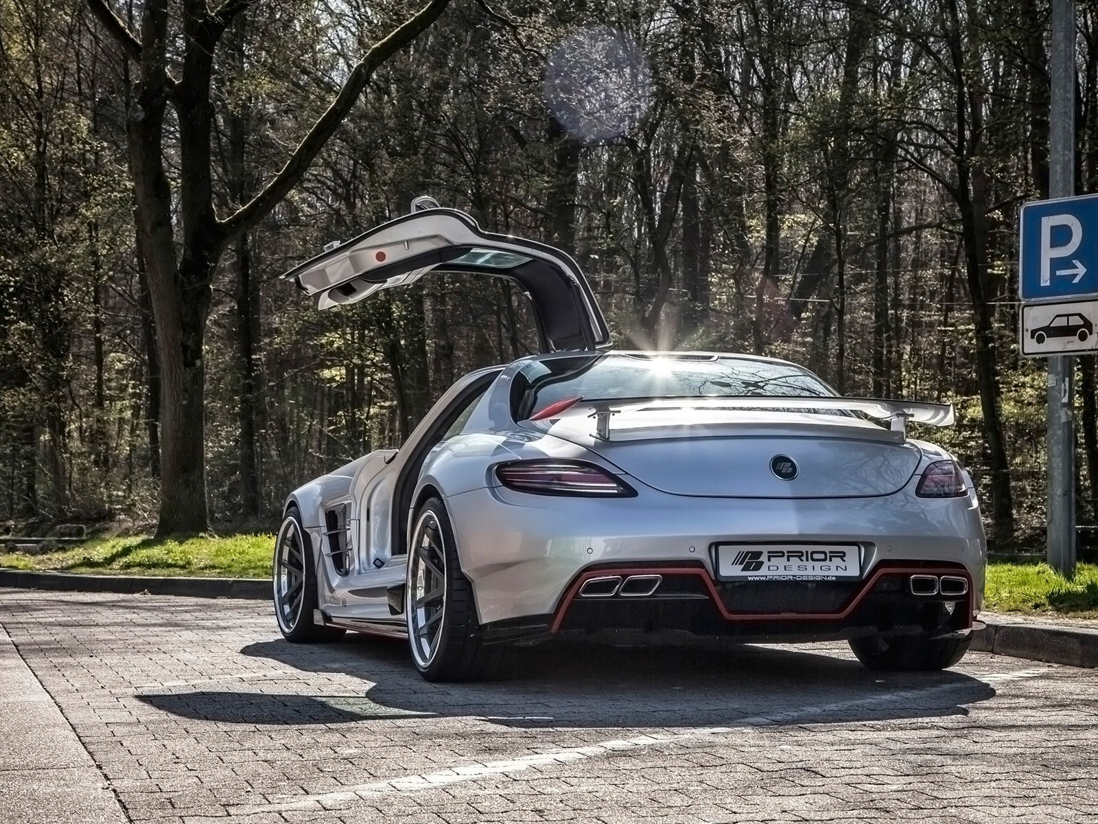 Автомобиль Mercedes-Benz SLS AMG в парке