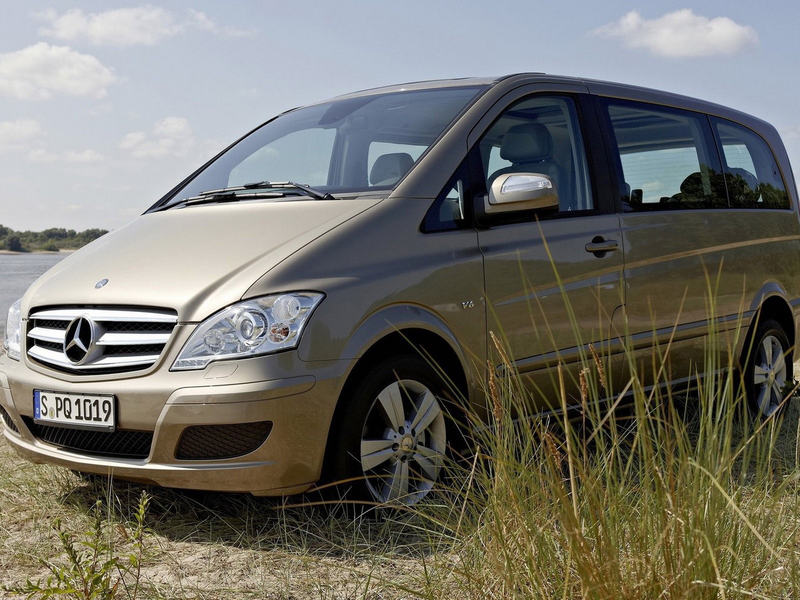 Семейный Мерседес на берегу водоема