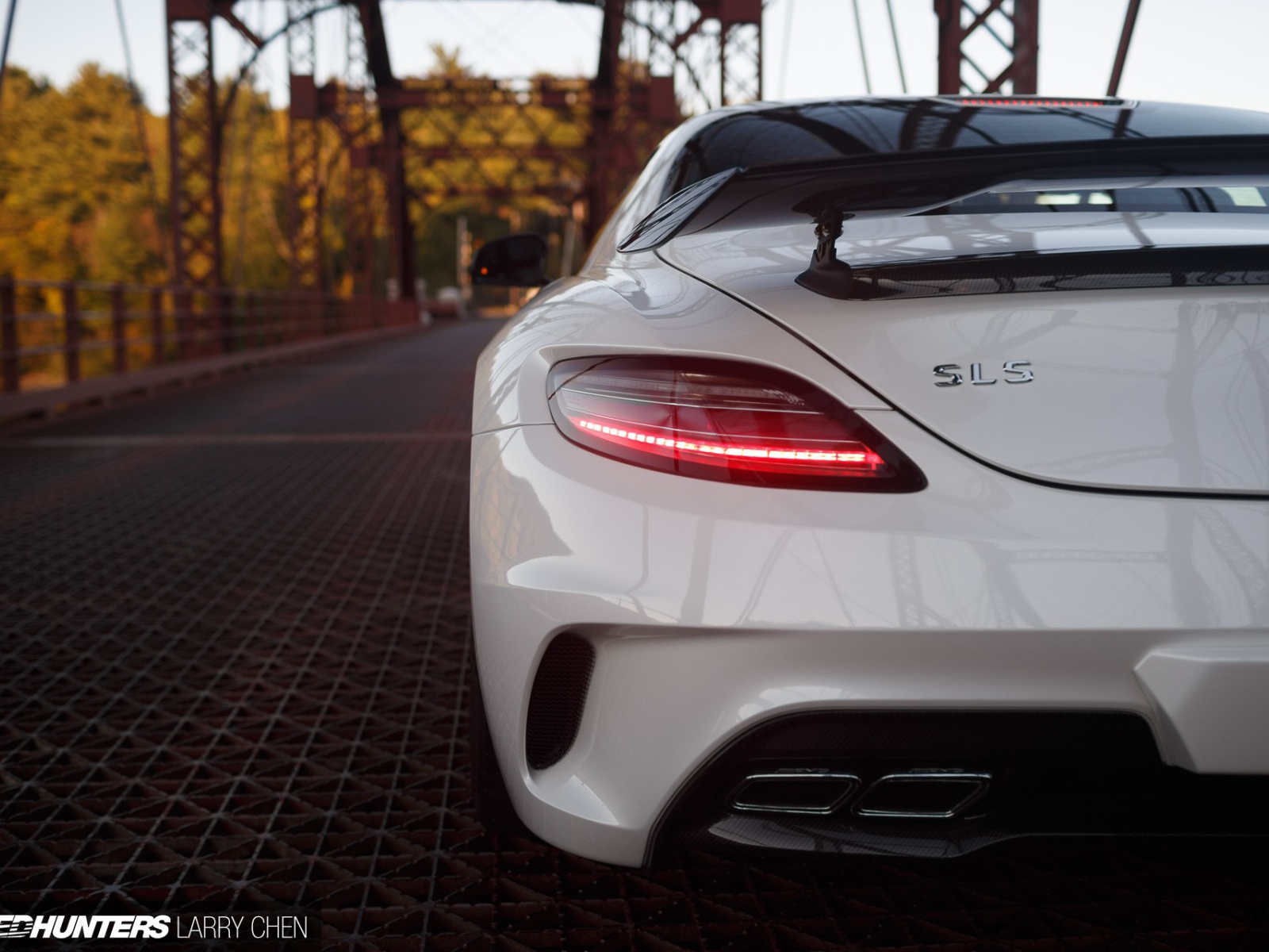 Вид сзади на белый Mercedes SLS