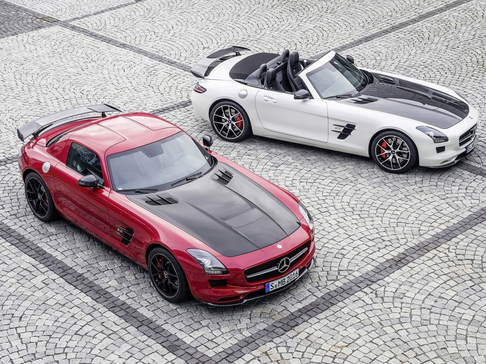 Красный и белый Mercedes-Benz SLS AMG на брусчатке
