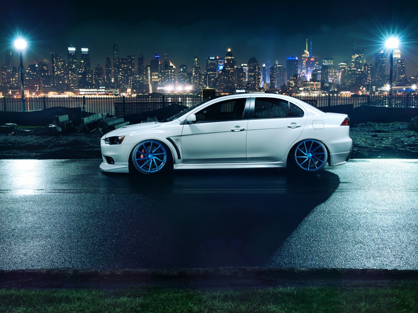 Автомобиль Mitsubishi Lancer Evo X на фоне города