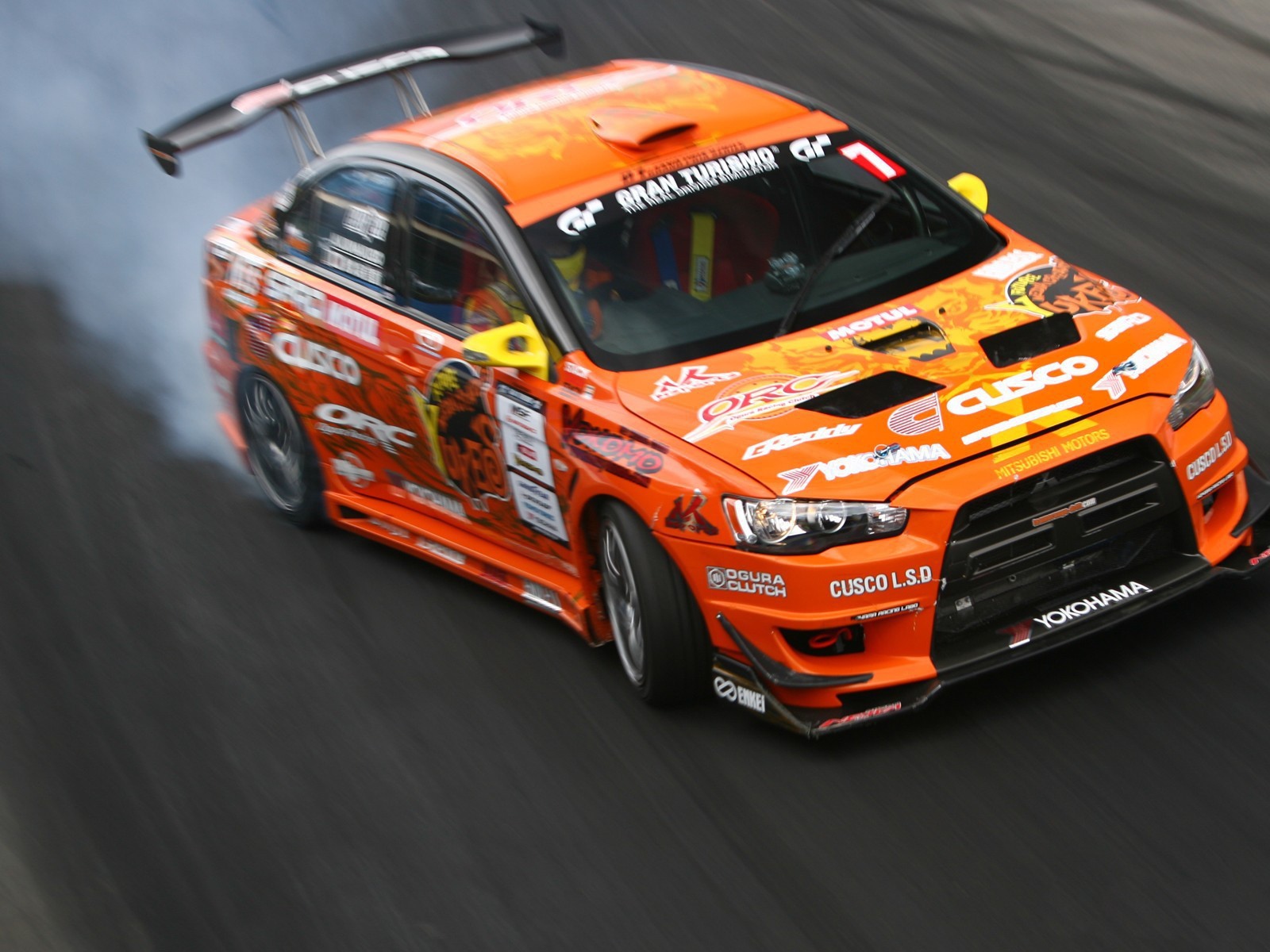 Дрифт оранжевого Mitsubishi Lancer на треке