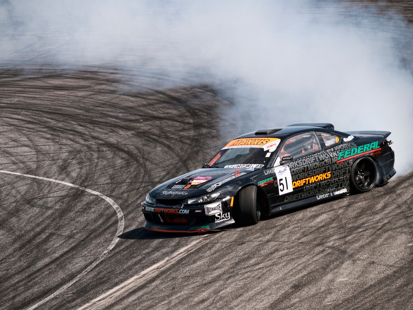 Спортивный Nissan Silvia S15 на гонке