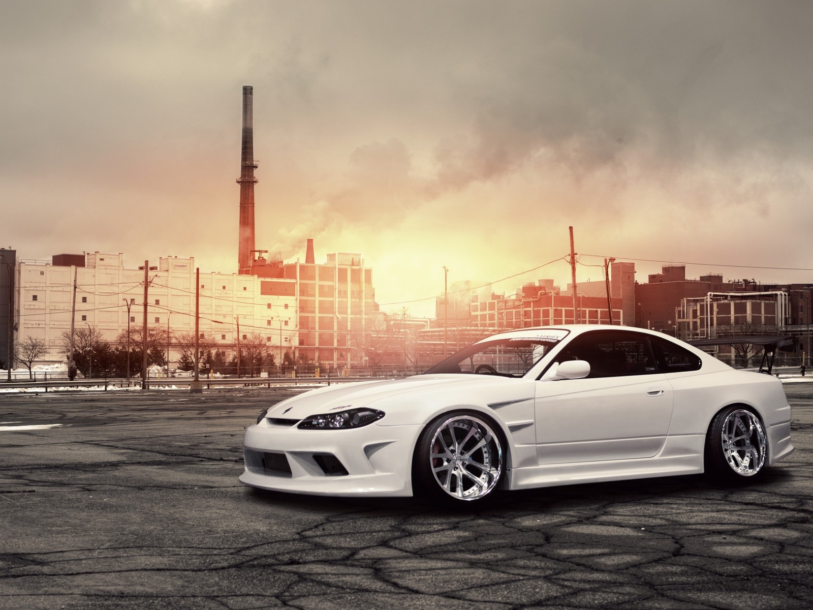 Белый Nissan Silvia S15 на фоне завода