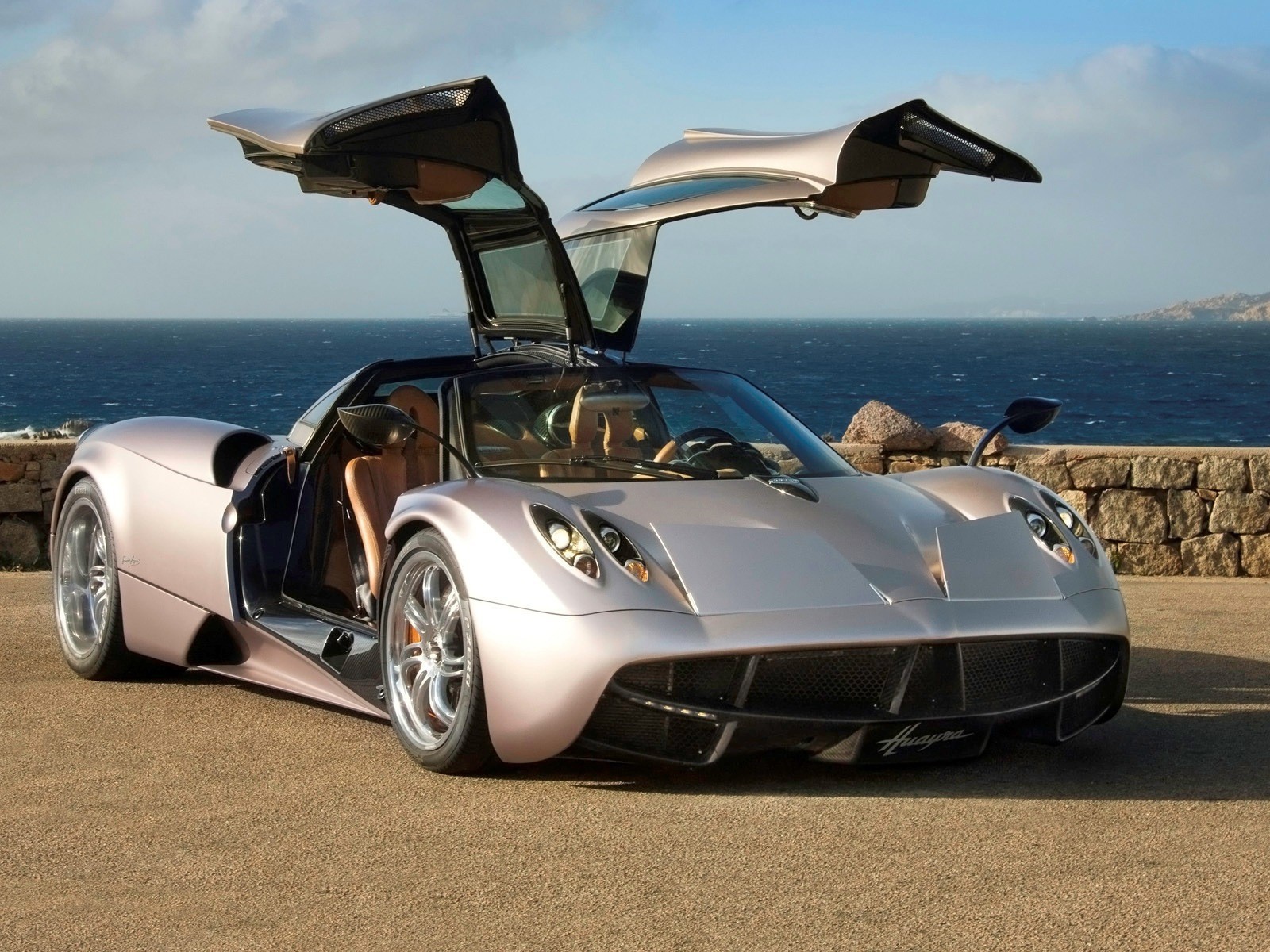 Авто Pagani на берегу моря