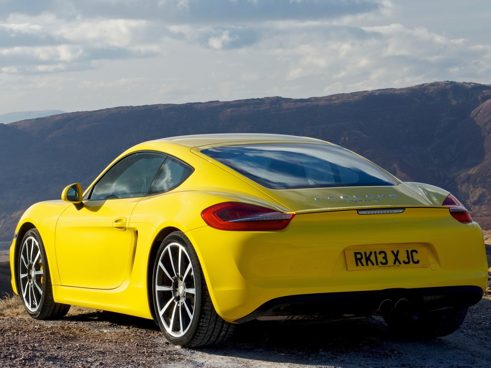 Красивый желтый Porsche в горах