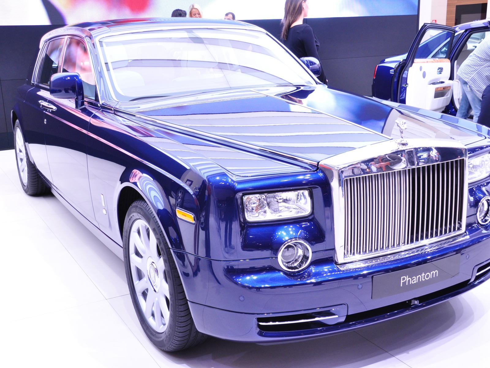 Синий Rolls-Royce на выставке