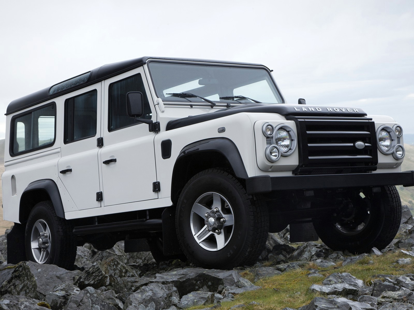 Белый внедорожник Land Rover в горах