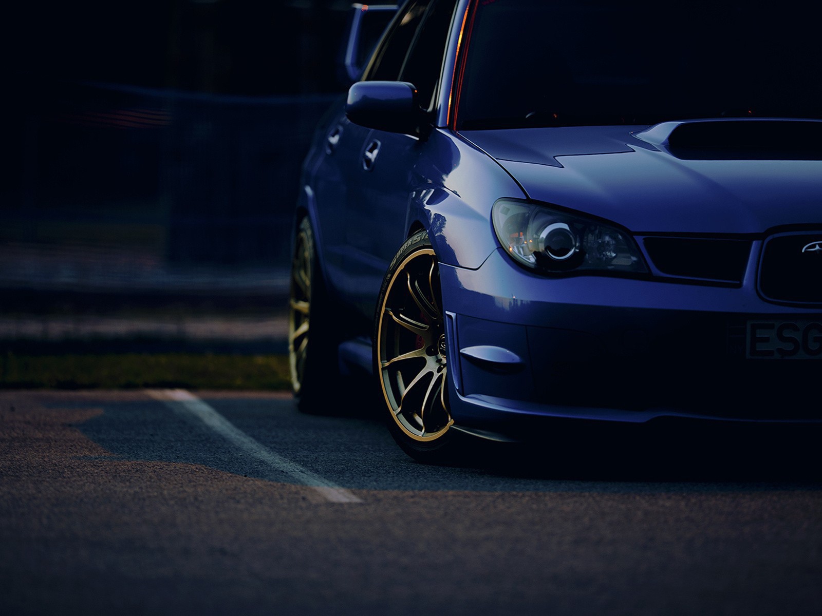 Темно синий автомобиль Subaru Impreza WRX STi