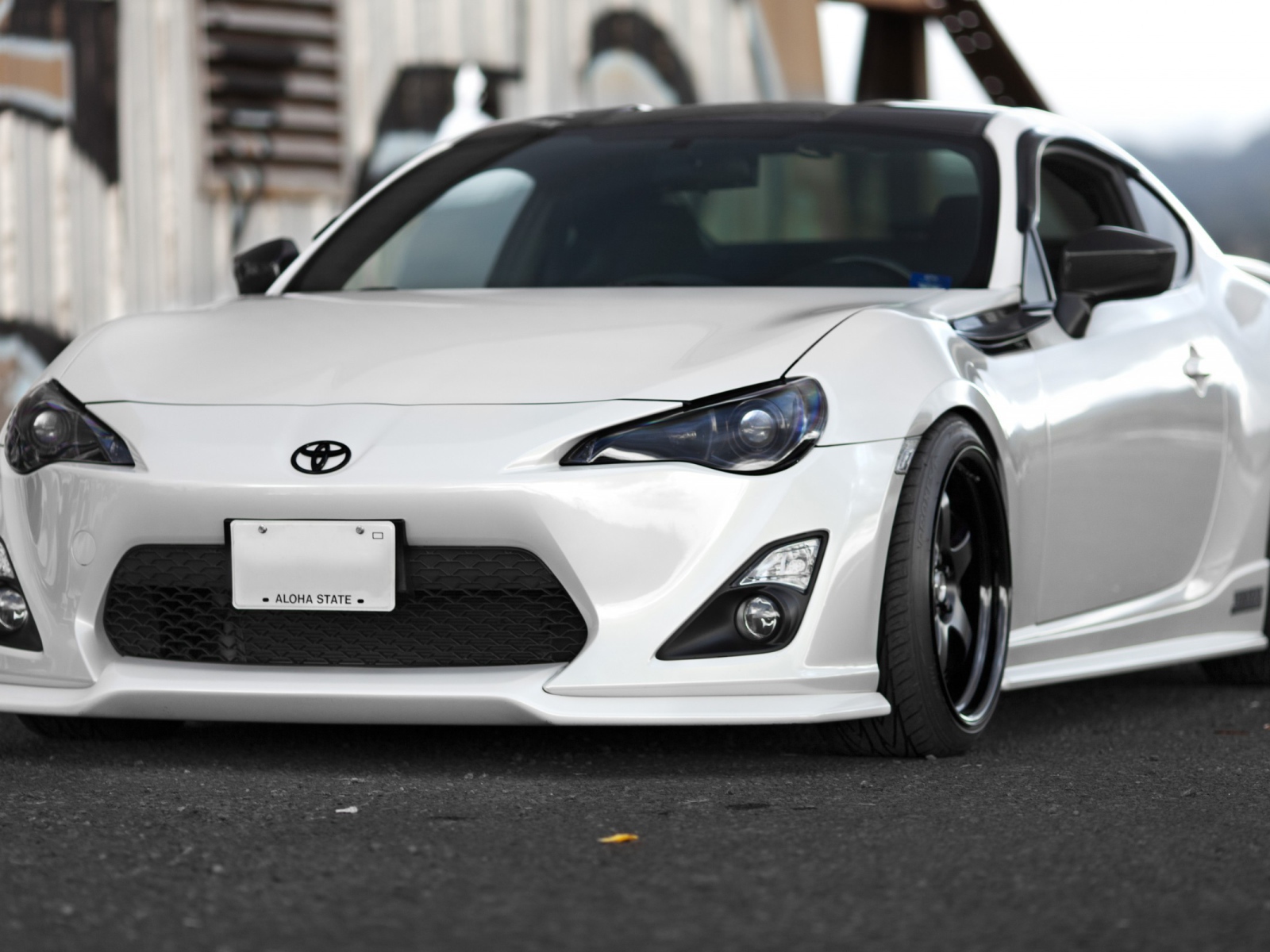 Белый спортивный Toyota GT86