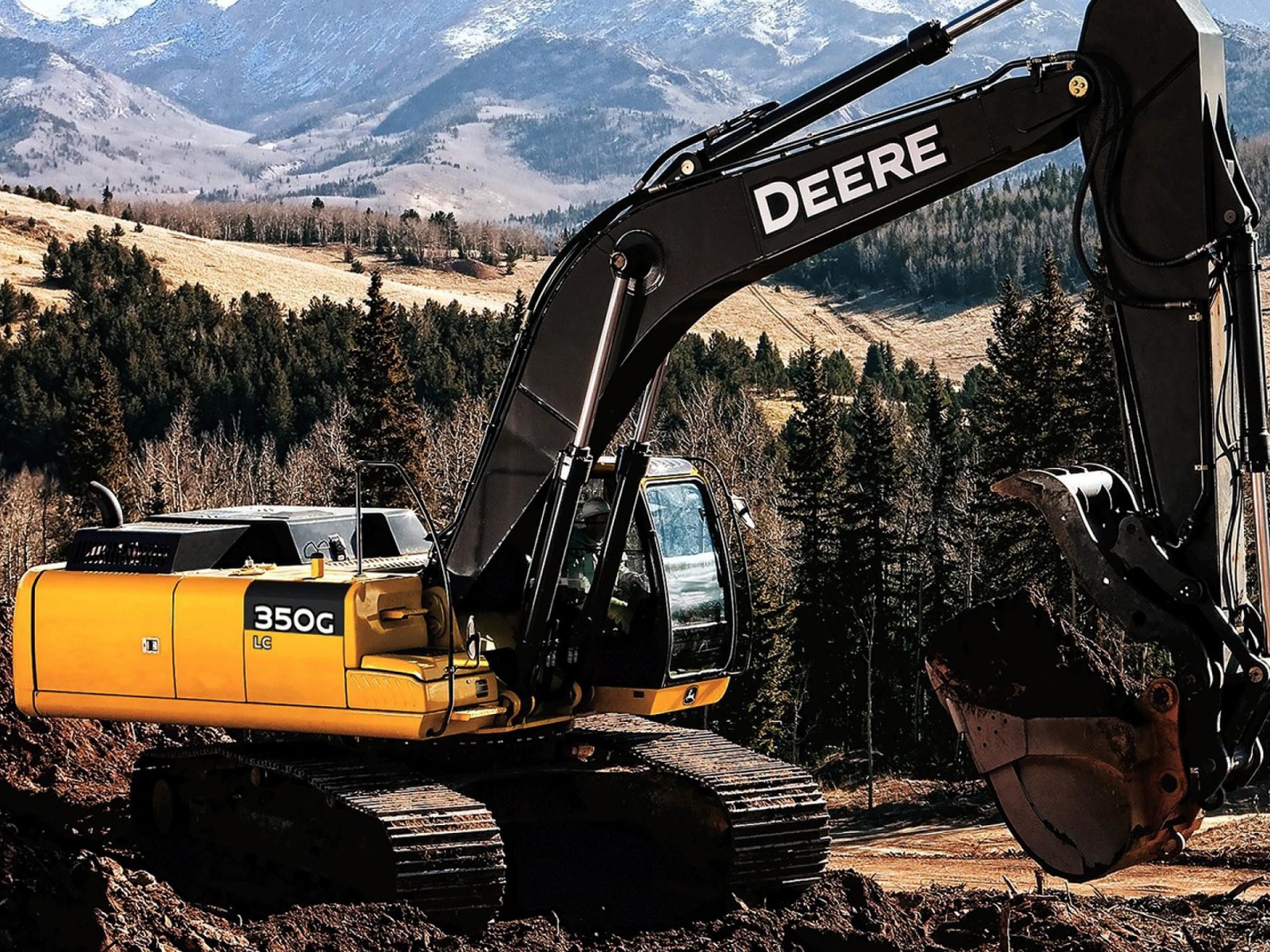 Экскаватор в лесу