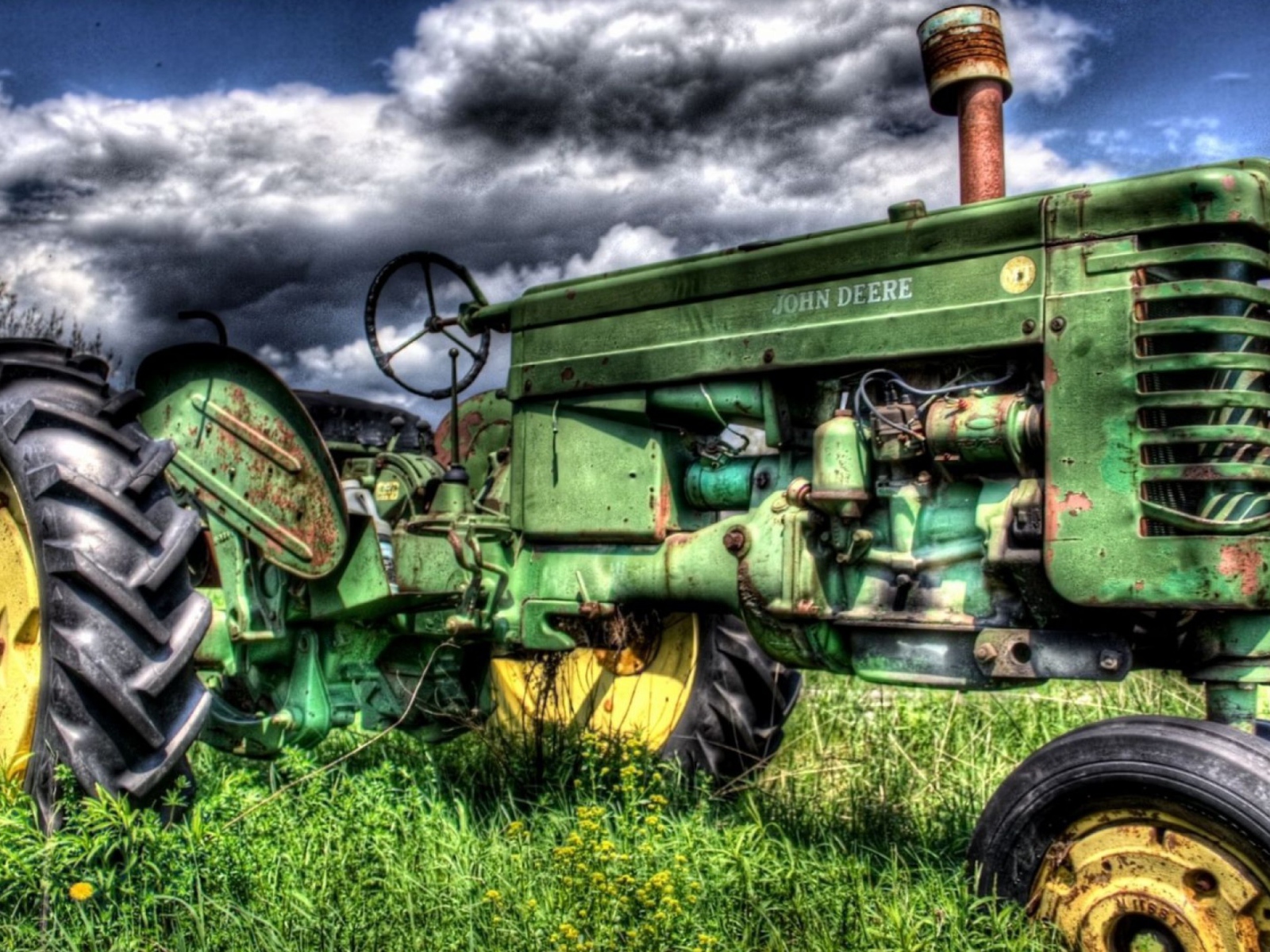 Зеленый трактор в поле