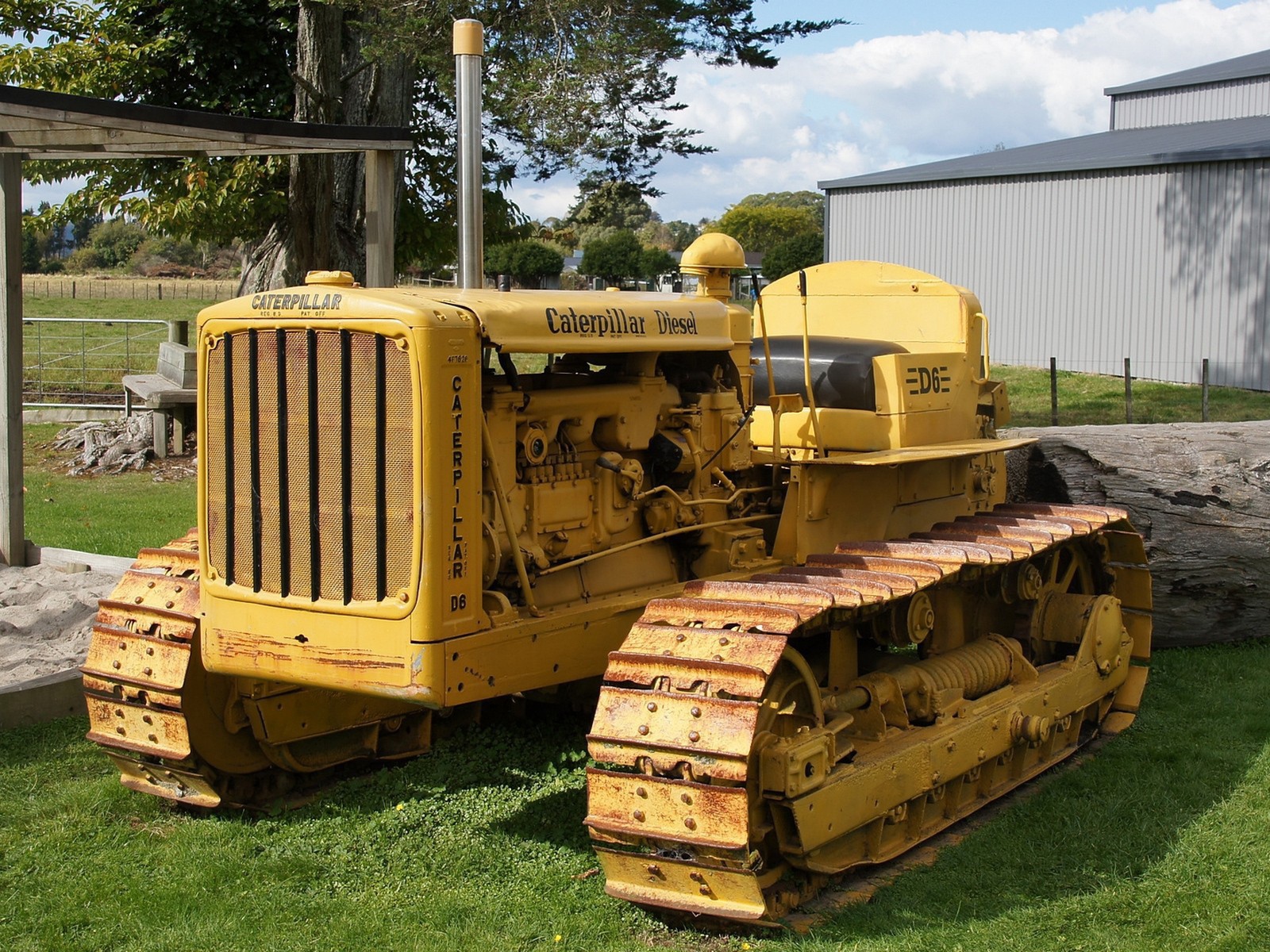 Трактор на гусеницах