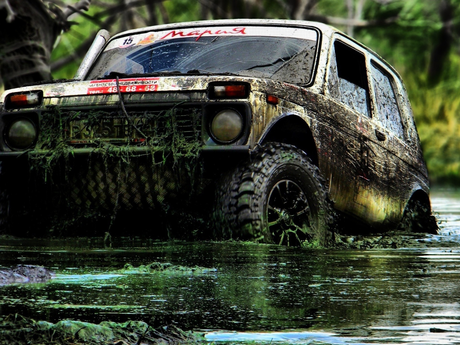 Внедорожник Лада Нива в грязи