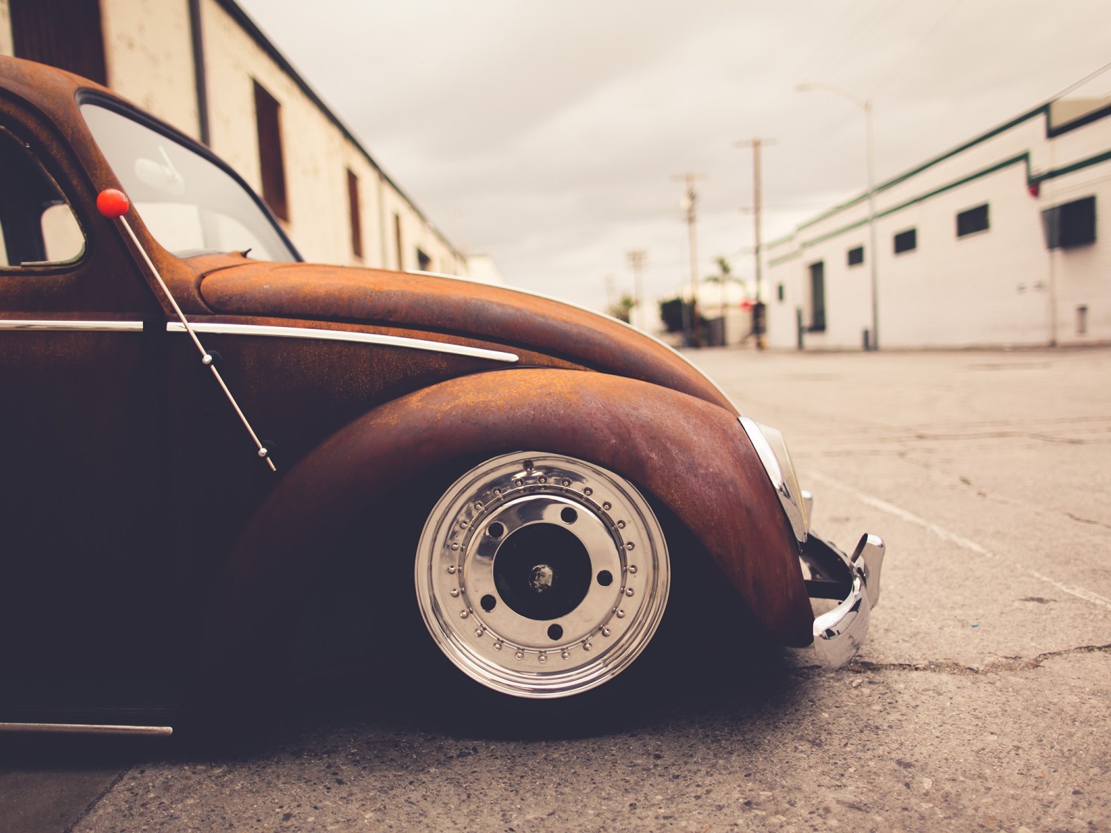 Старый ржавый Volkswagen Beetle