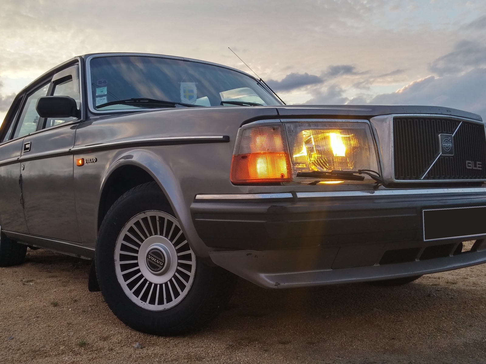 Коричневый автомобиль Volvo 240