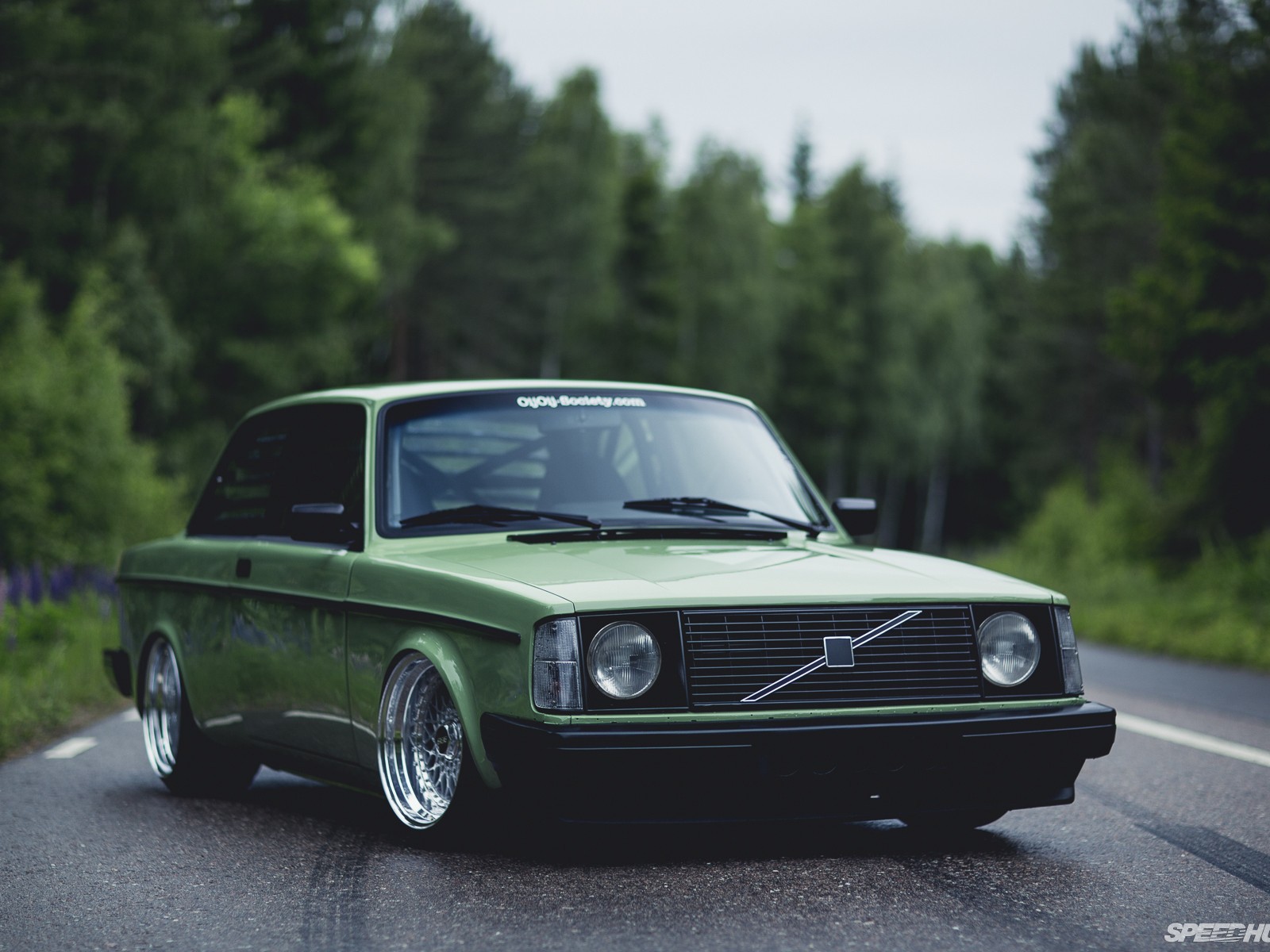 Зеленый Volvo 240 на дороге