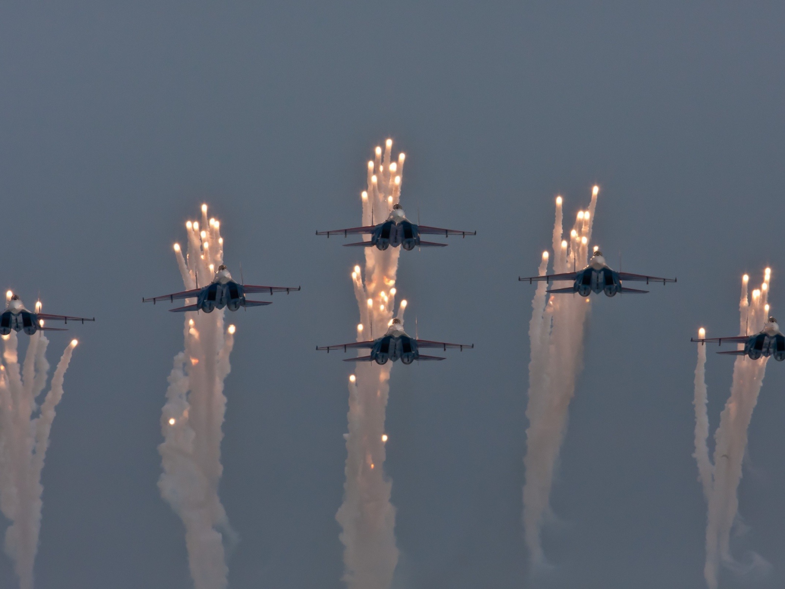 Отряд истребителей выбросил тепловые ловушки