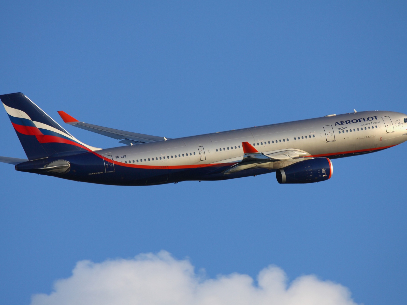 Самолет Аэробус компании Аэрофлот в небе